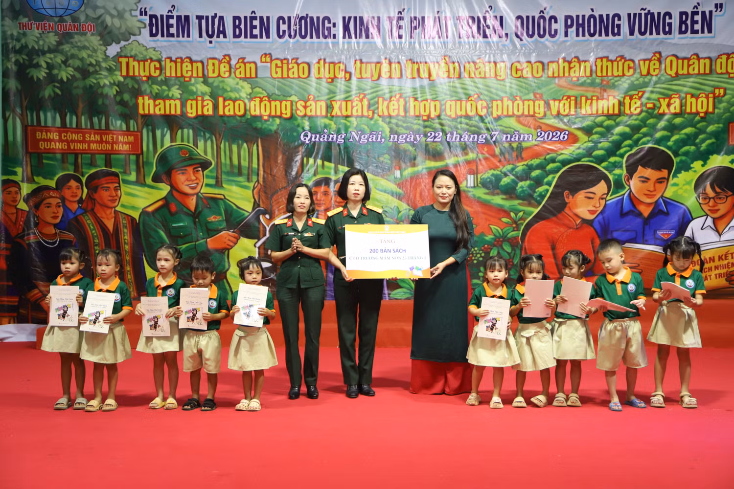 Đại diện Nhà xuất bản Giáo dục Việt Nam tặng sách cho Trường Mầm non 25 tháng 3. Ảnh: NXBGDVN