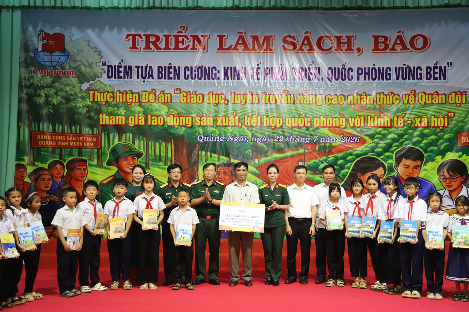 Nhà xuất bản Giáo dục Việt Nam tặng sách giáo khoa cho Trường Phổ thông liên cấp nội trú Tiểu học và Trung học cơ sở xã Mô Rai. Ảnh: NXBGDVN