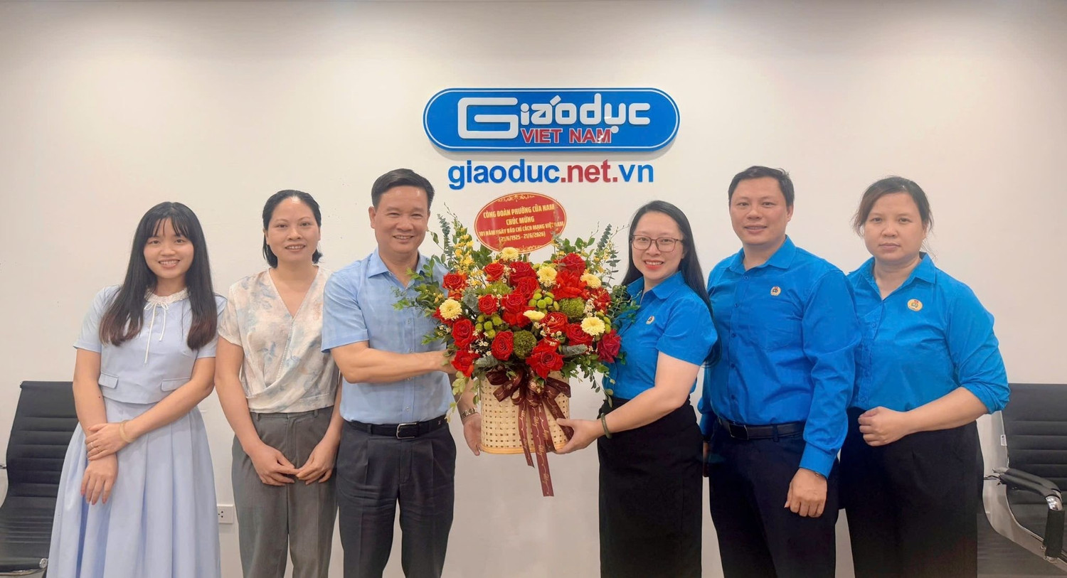 Công đoàn phường Cửa Nam tặng hoa chúc mừng Tạp chí điện tử Giáo dục Việt Nam nhân dịp 21/6.