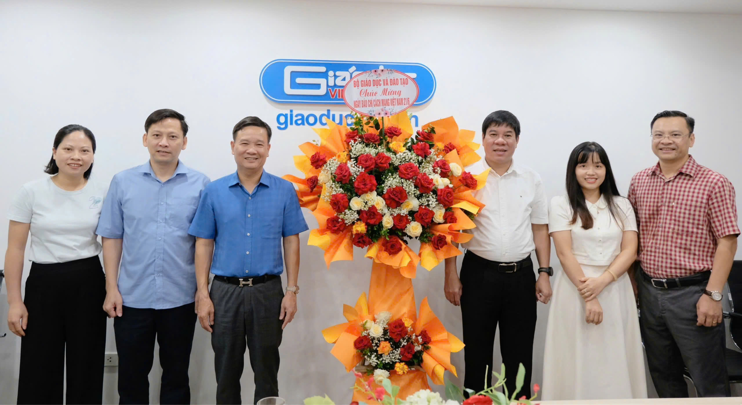 Đoàn cán bộ Bộ Giáo dục và Đào tạo đến thăm và gửi lẵng hoa chúc mừng Tạp chí nhân Ngày Báo chí cách mạng Việt Nam 21/6.