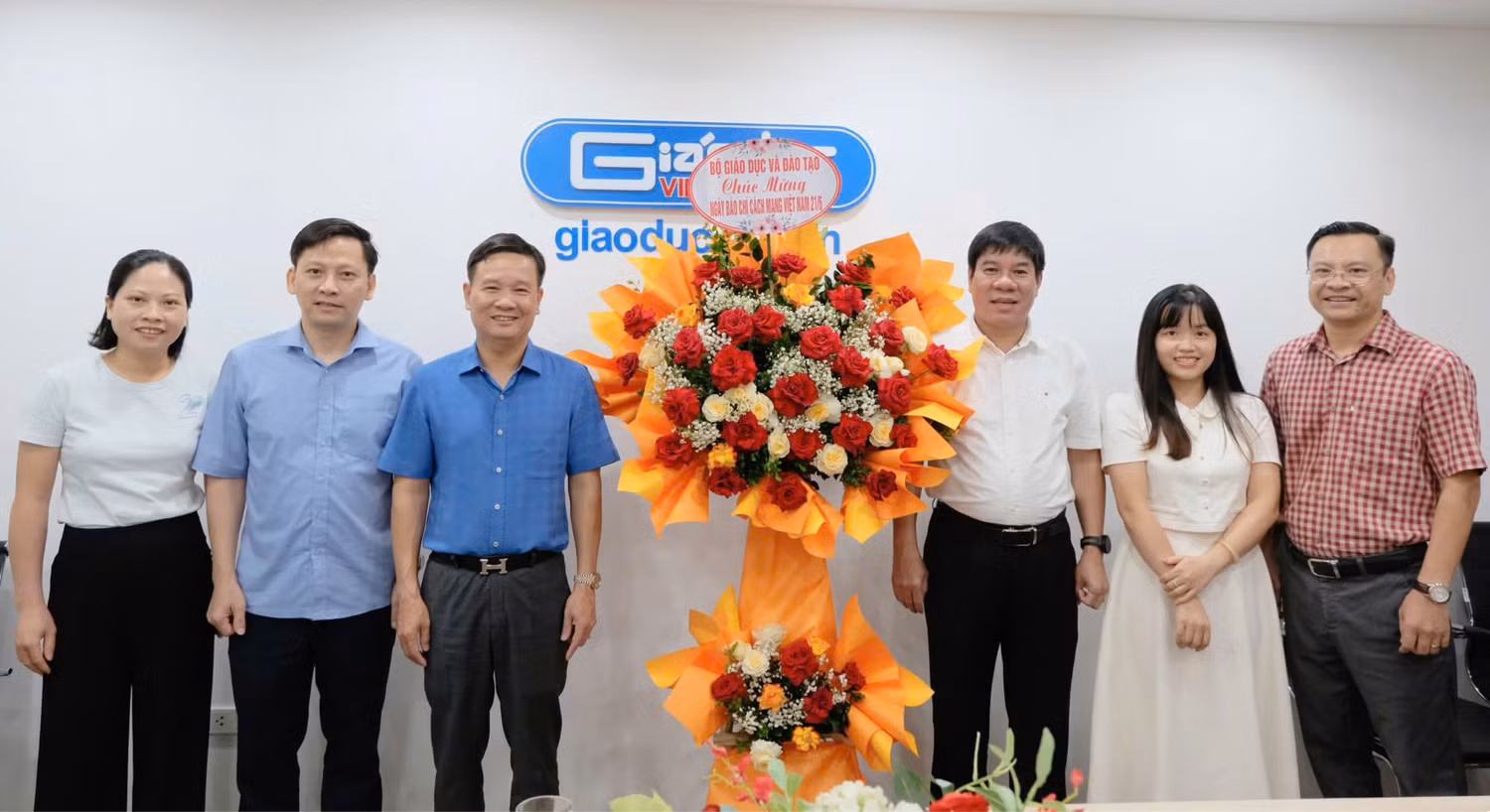 Đoàn cán bộ Bộ Giáo dục và Đào tạo đến thăm và gửi lẵng hoa chúc mừng Tạp chí nhân Ngày Báo chí cách mạng Việt Nam 21/6.