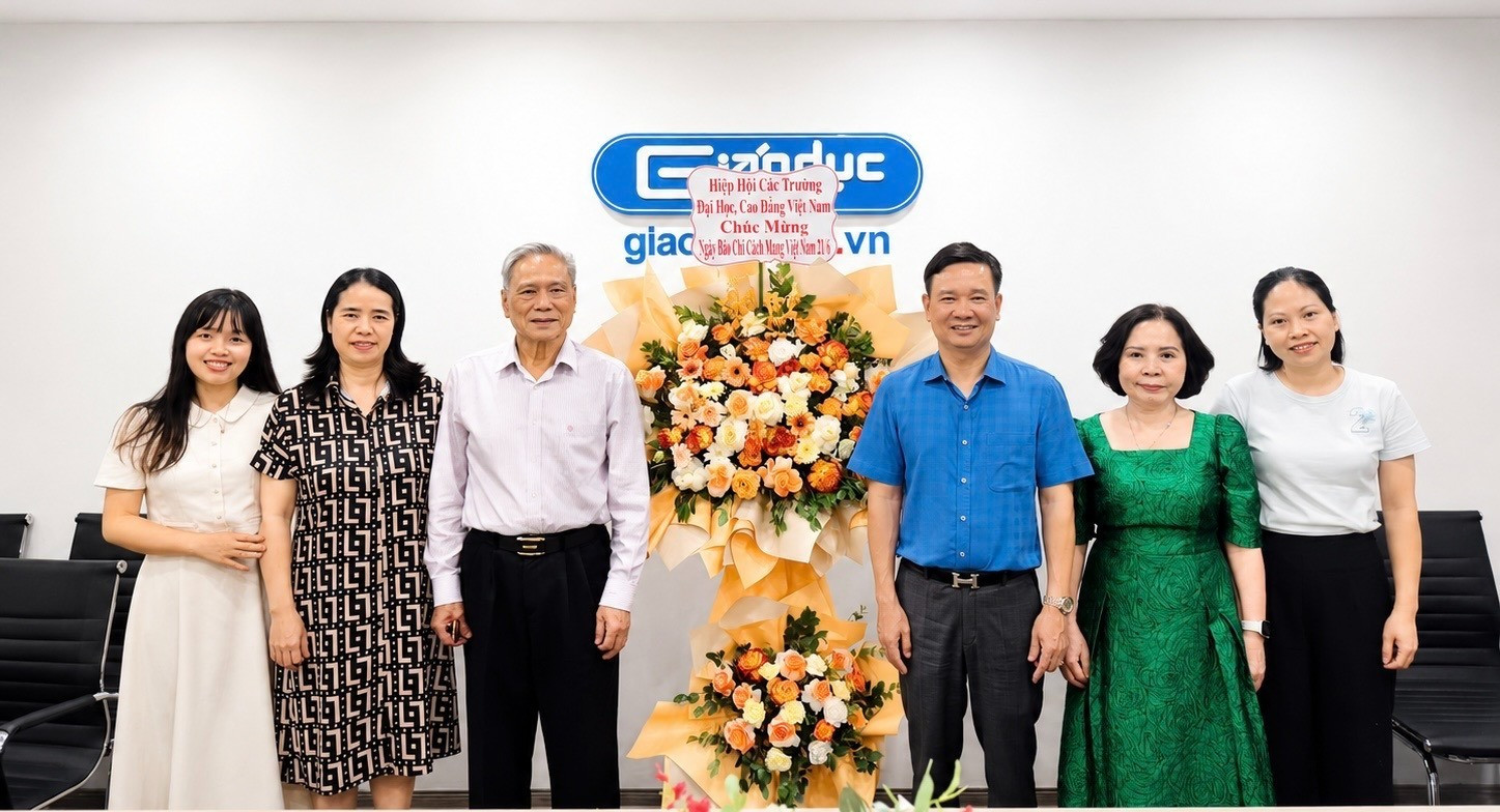 Đại diện Hiệp hội Các trường đại học, cao đẳng Việt Nam đến thăm và chúc mừng cán bộ, biên tập viên, phóng viên Tạp chí.