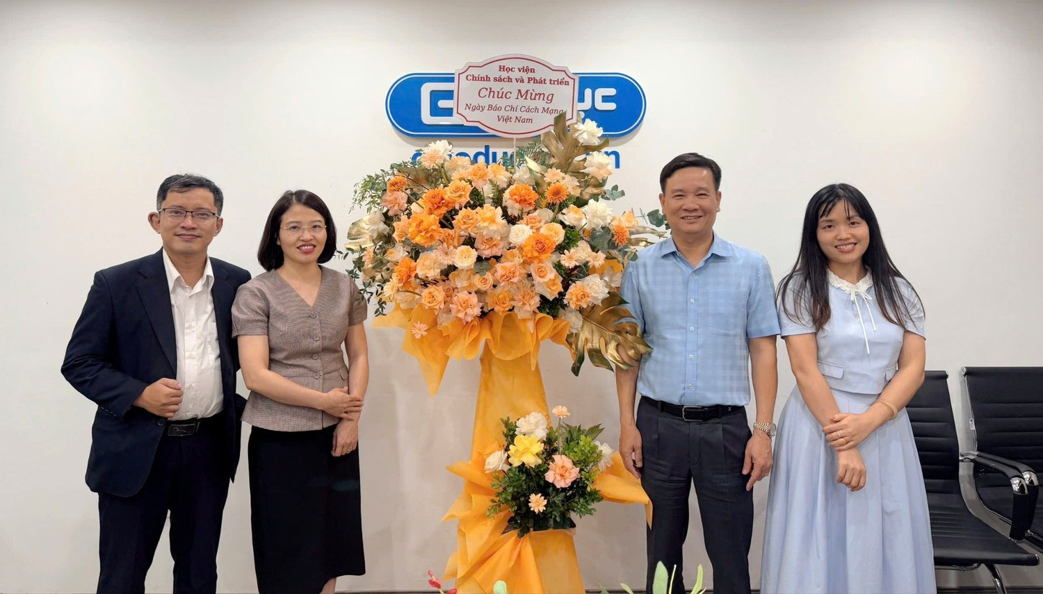 Học viện Chính sách và Phát triển tặng hoa chúc mừng Tạp chí điện tử Giáo dục Việt Nam nhân dịp 21/6.