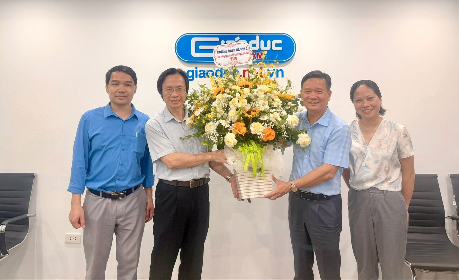 Trường Đại học Sư phạm Hà Nội 2 tặng hoa chúc mừng Tạp chí điện tử Giáo dục Việt Nam nhân dịp 21/6.