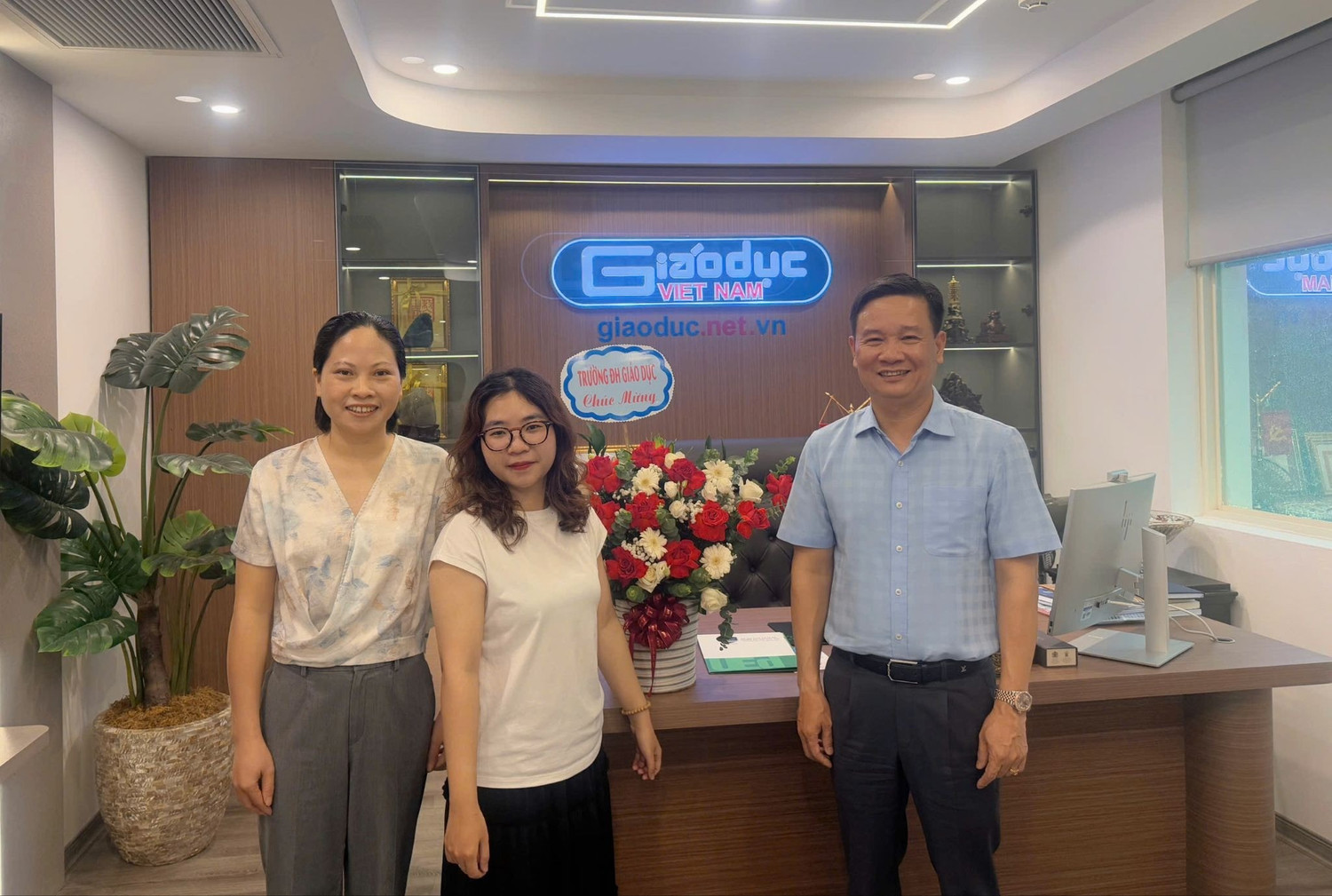 Trường Đại học Giáo dục (Đại học Quốc gia Hà Nội) tặng hoa chúc mừng Tạp chí điện tử Giáo dục Việt Nam nhân dịp 21/6.