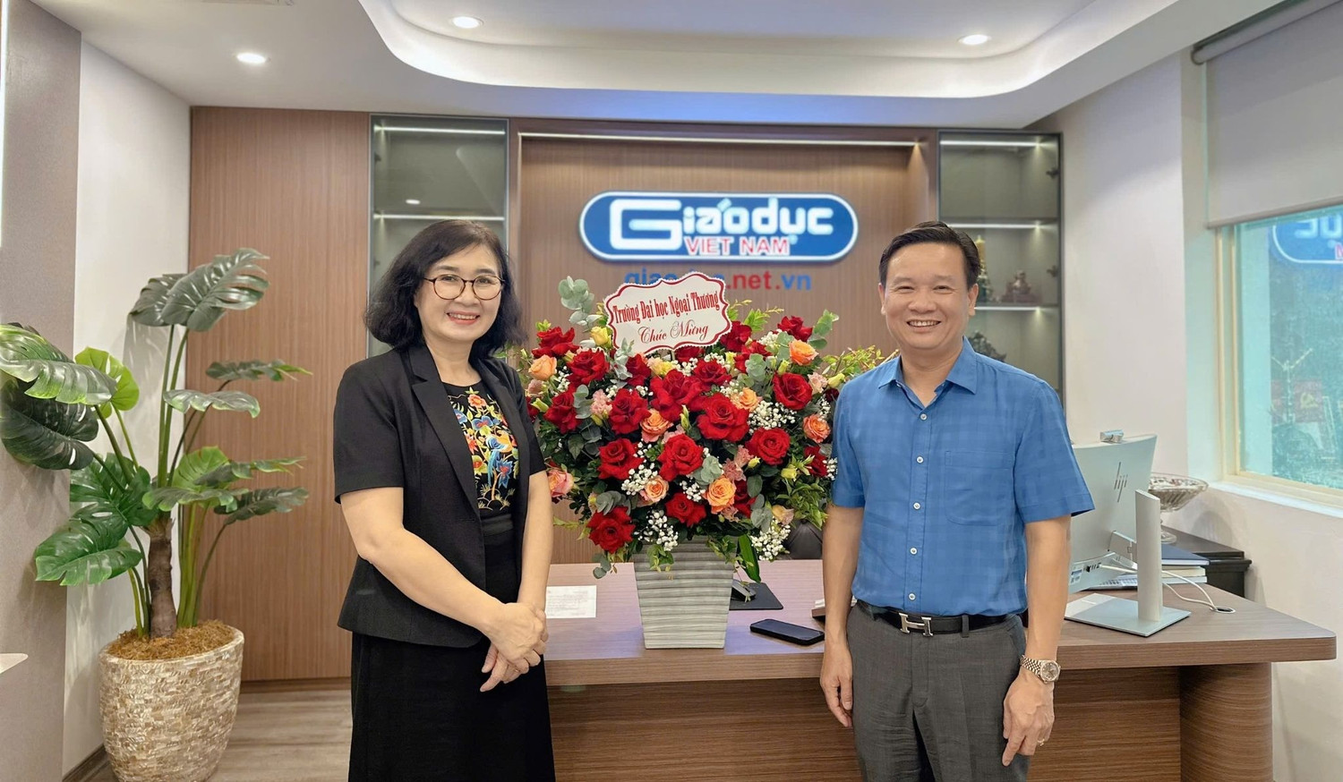 Trường Đại học Ngoại thương tặng hoa chúc mừng Tạp chí điện tử Giáo dục Việt Nam nhân dịp 21/6.