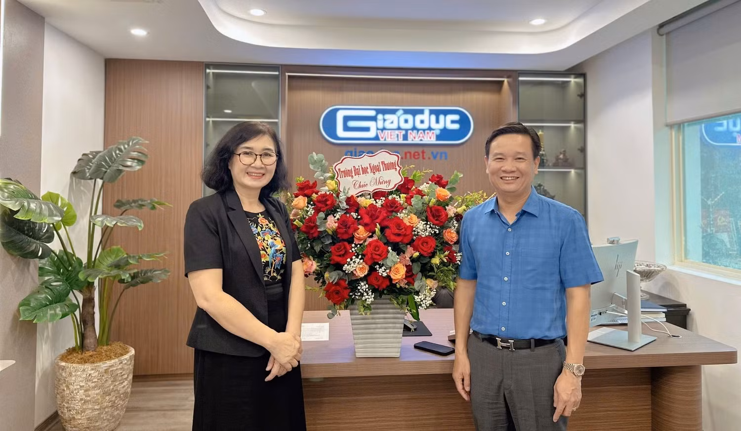 Trường Đại học Ngoại thương tặng hoa chúc mừng Tạp chí điện tử Giáo dục Việt Nam nhân dịp 21/6.