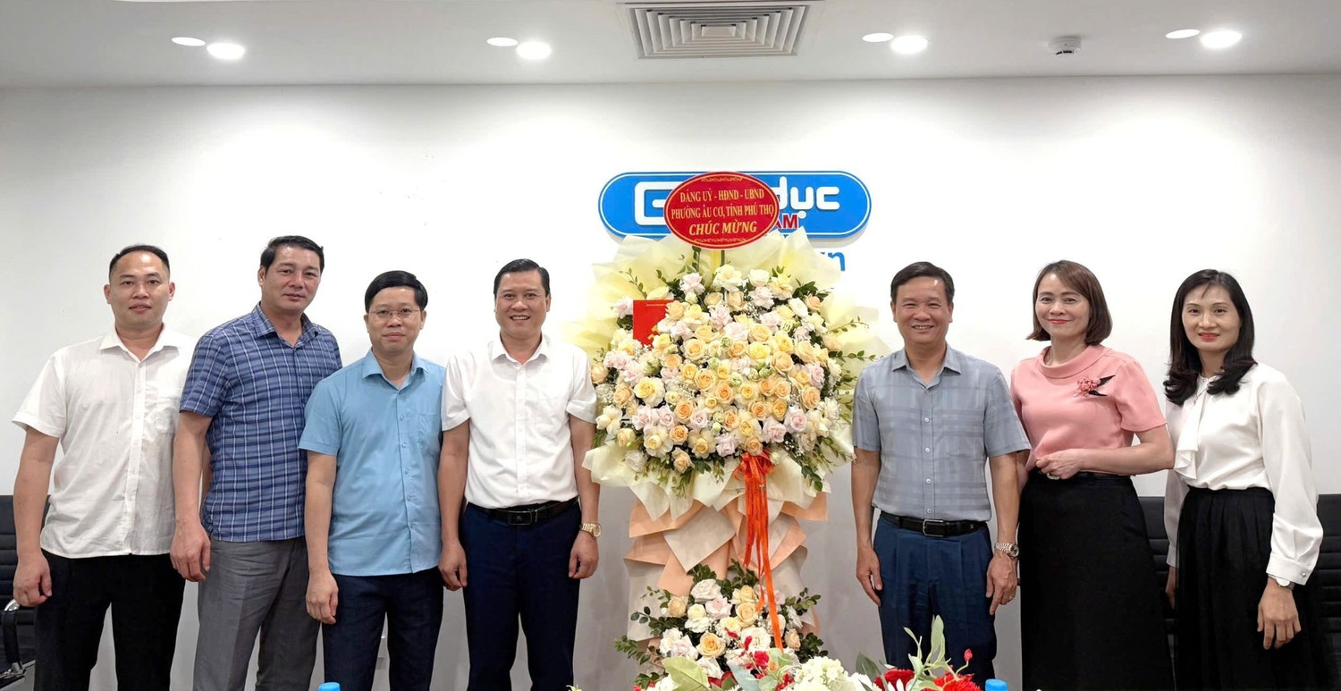 Đảng ủy - Hội đồng nhân dân - Ủy ban nhân dân Phường Âu Cơ, tỉnh Phú Thọ tặng hoa chúc mừng Tạp chí điện tử Giáo dục Việt Nam nhân dịp 21/6.