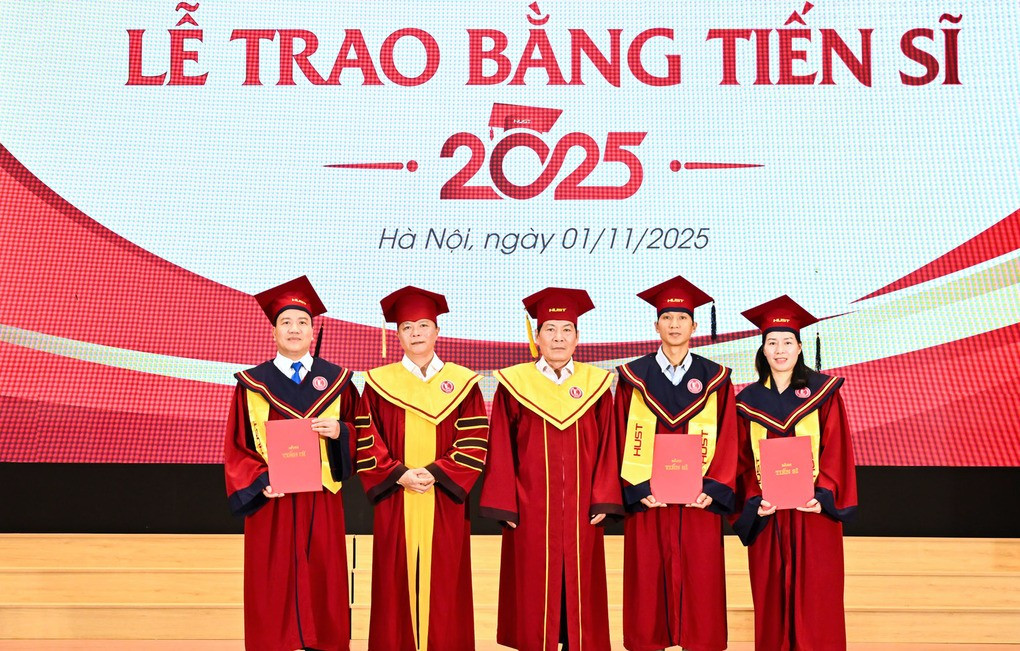 Lễ trao bằng tiến sĩ của Đại học Bách khoa Hà Nội, tháng 11/2025. Ảnh: HUST