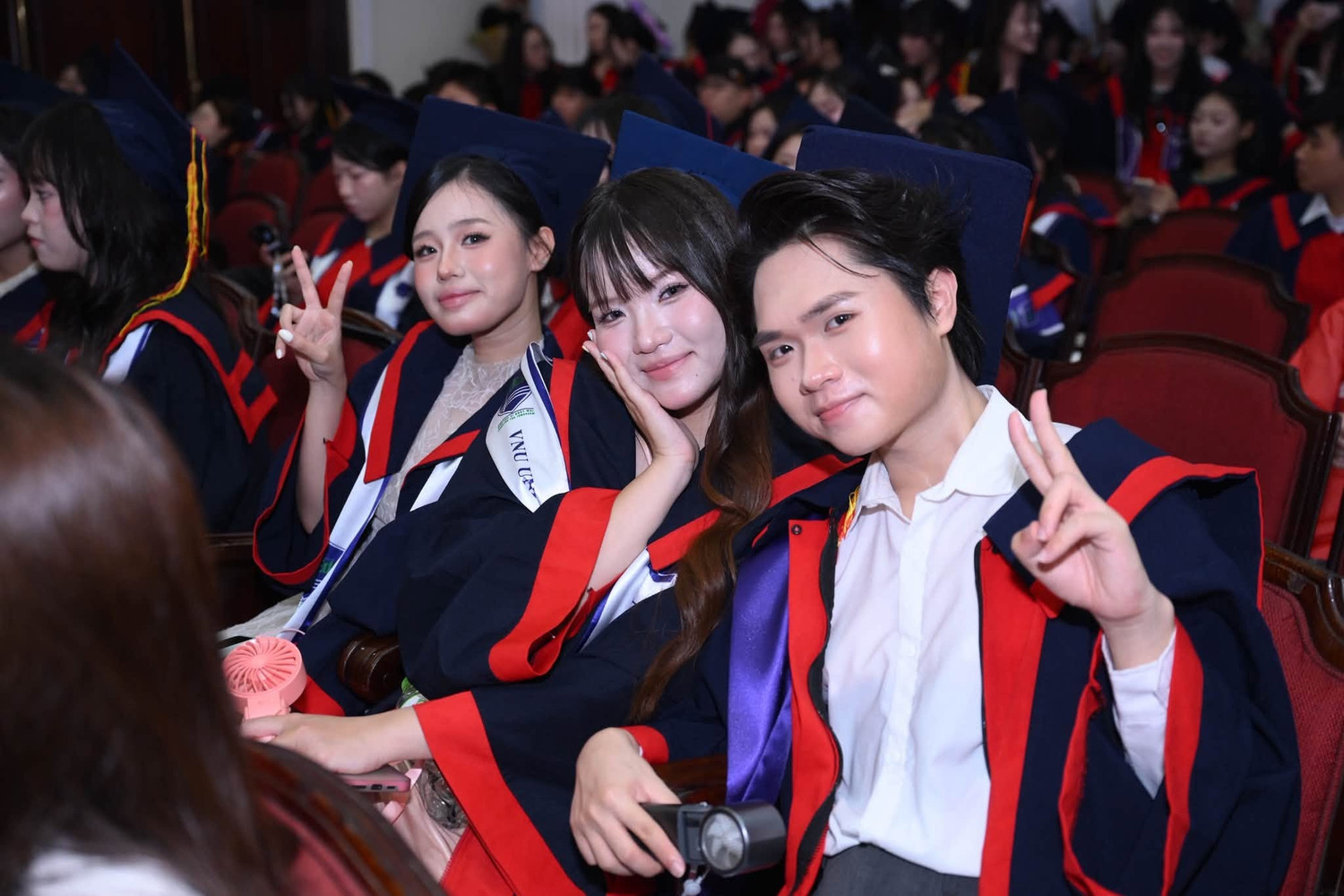 Các tân cử nhân tại buổi lễ. Ảnh: UEd