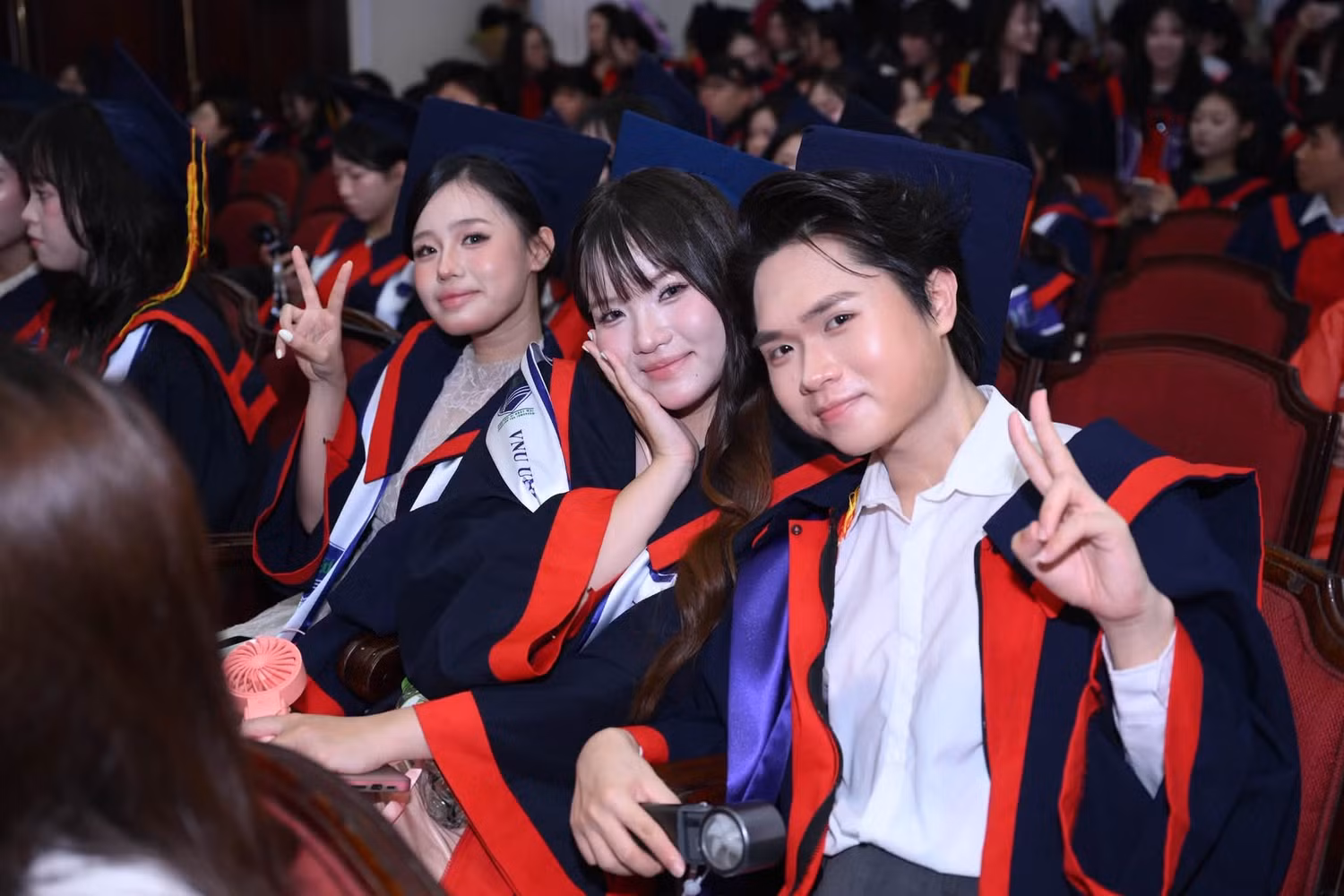 Các tân cử nhân tại buổi lễ. Ảnh: UEd
