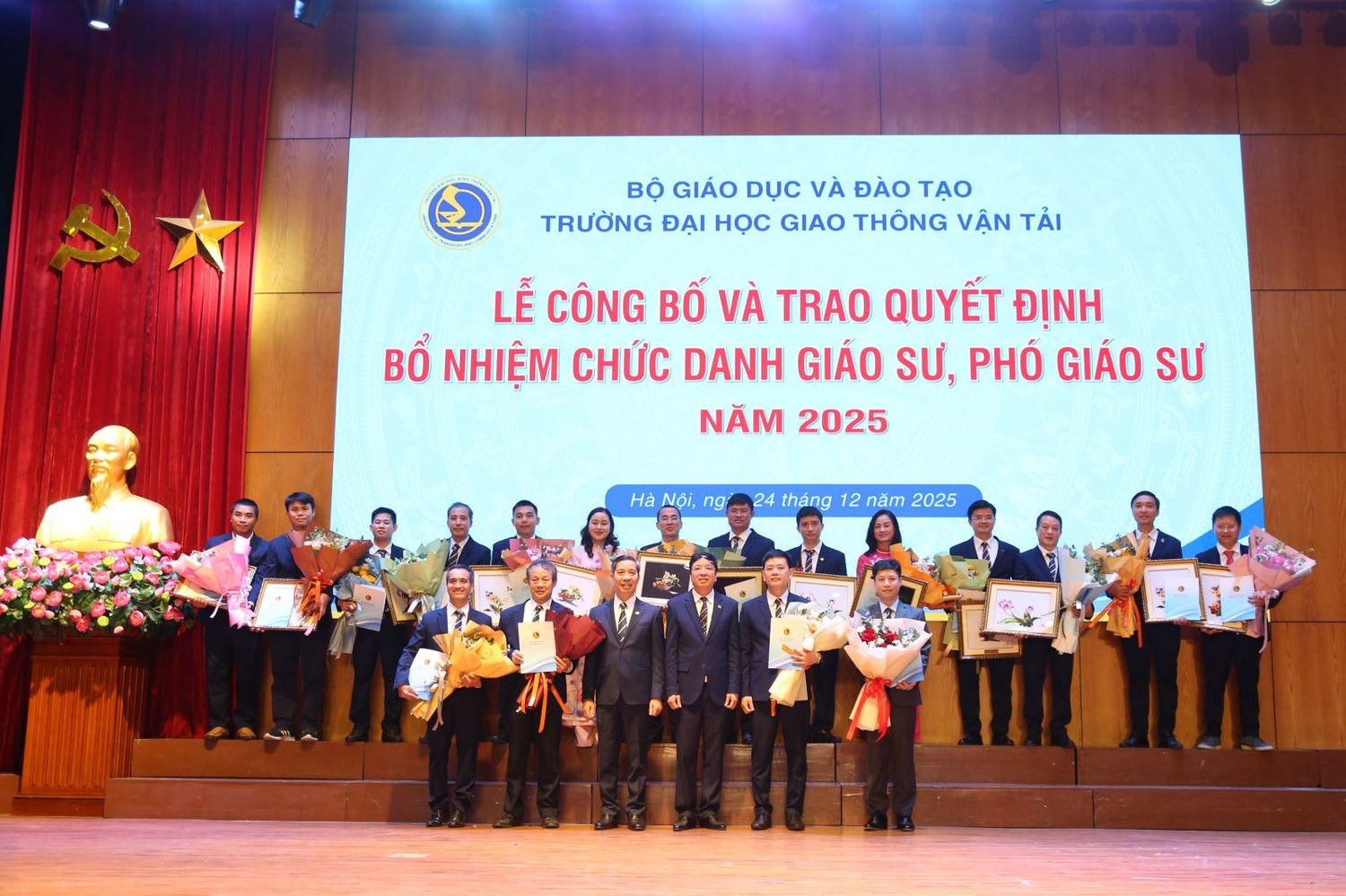 Ảnh minh họa: Lễ trao quyết định và bổ nhiệm chức danh giáo sư, phó giáo sư năm 2025 của Trường Đại học Giao thông vận tải.