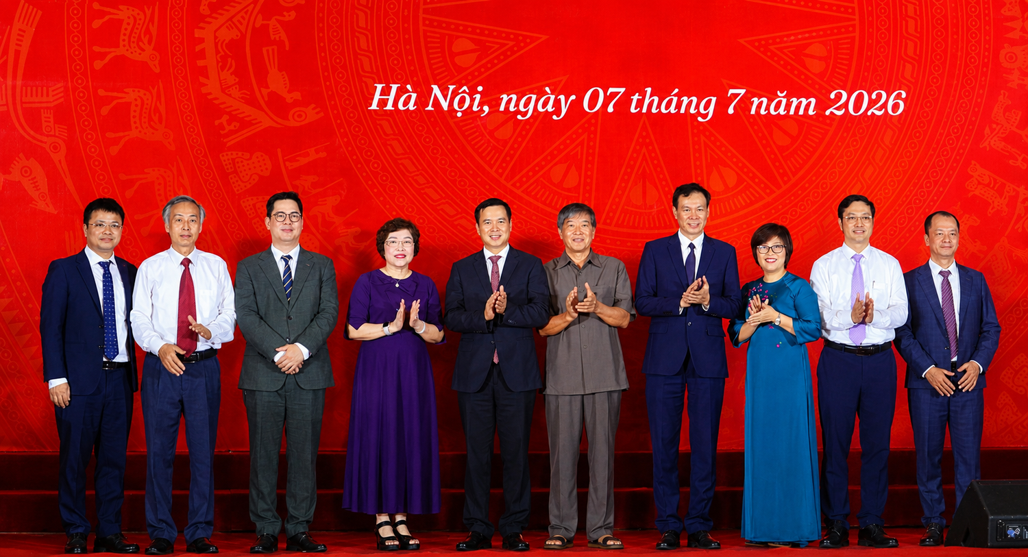 Giám đốc Đại học Quốc gia Hà Nội cùng Ban Giám hiệu nhiệm kỳ mới, các lãnh đạo tiền nhiệm và các giáo sư của Nhà trường chụp ảnh lưu niệm. Ảnh: Doãn Nhàn.
