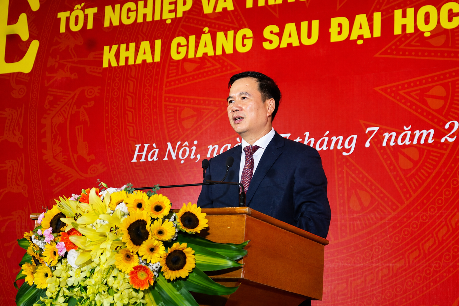 Phó Giáo sư, Tiến sĩ Bùi Thế Duy - Bí thư Đảng ủy, Giám đốc Đại học Quốc gia Hà Nội phát biểu tại buổi lễ. Ảnh: Doãn Nhàn