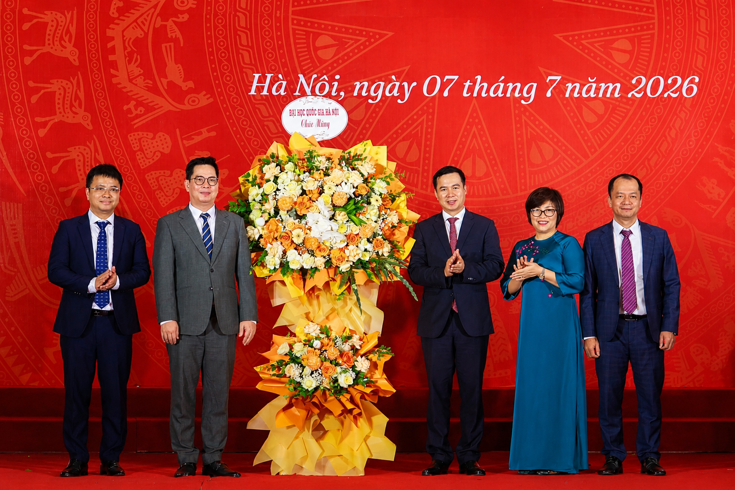 Giám đốc Đại học Quốc gia Hà Nội tặng hoa chúc mừng đội ngũ Ban giám hiệu Trường Đại học Giáo dục - Đại học Quốc gia Hà Nội nhiệm kỳ mới. Ảnh: Doãn Nhàn