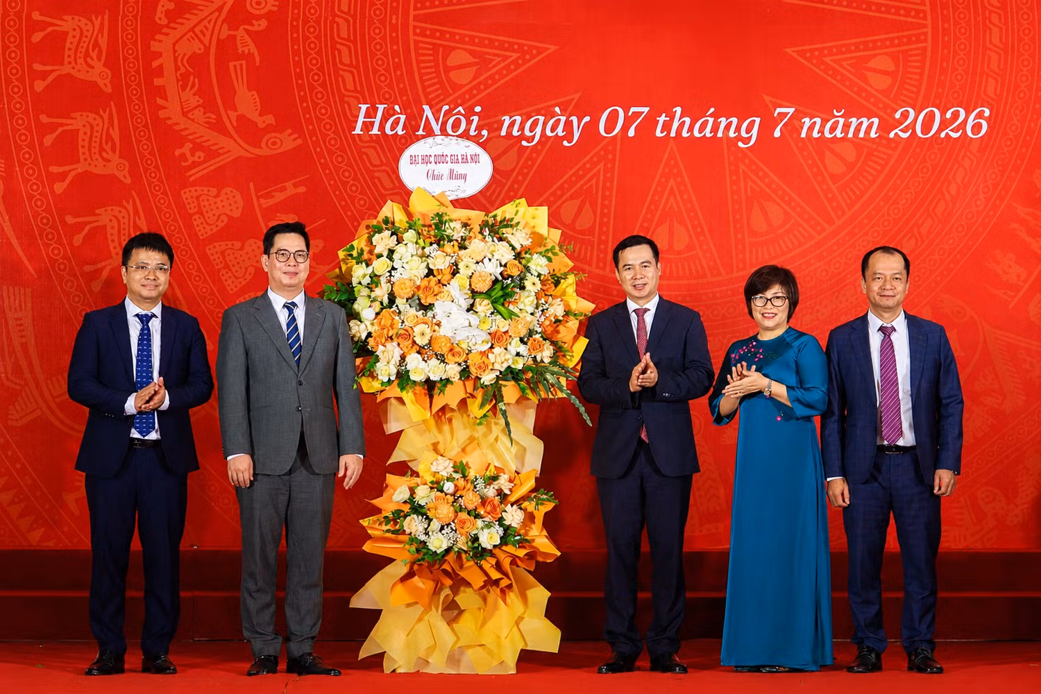Giám đốc Đại học Quốc gia Hà Nội tặng hoa chúc mừng đội ngũ Ban giám hiệu Trường Đại học Giáo dục - Đại học Quốc gia Hà Nội nhiệm kỳ mới. Ảnh: Doãn Nhàn