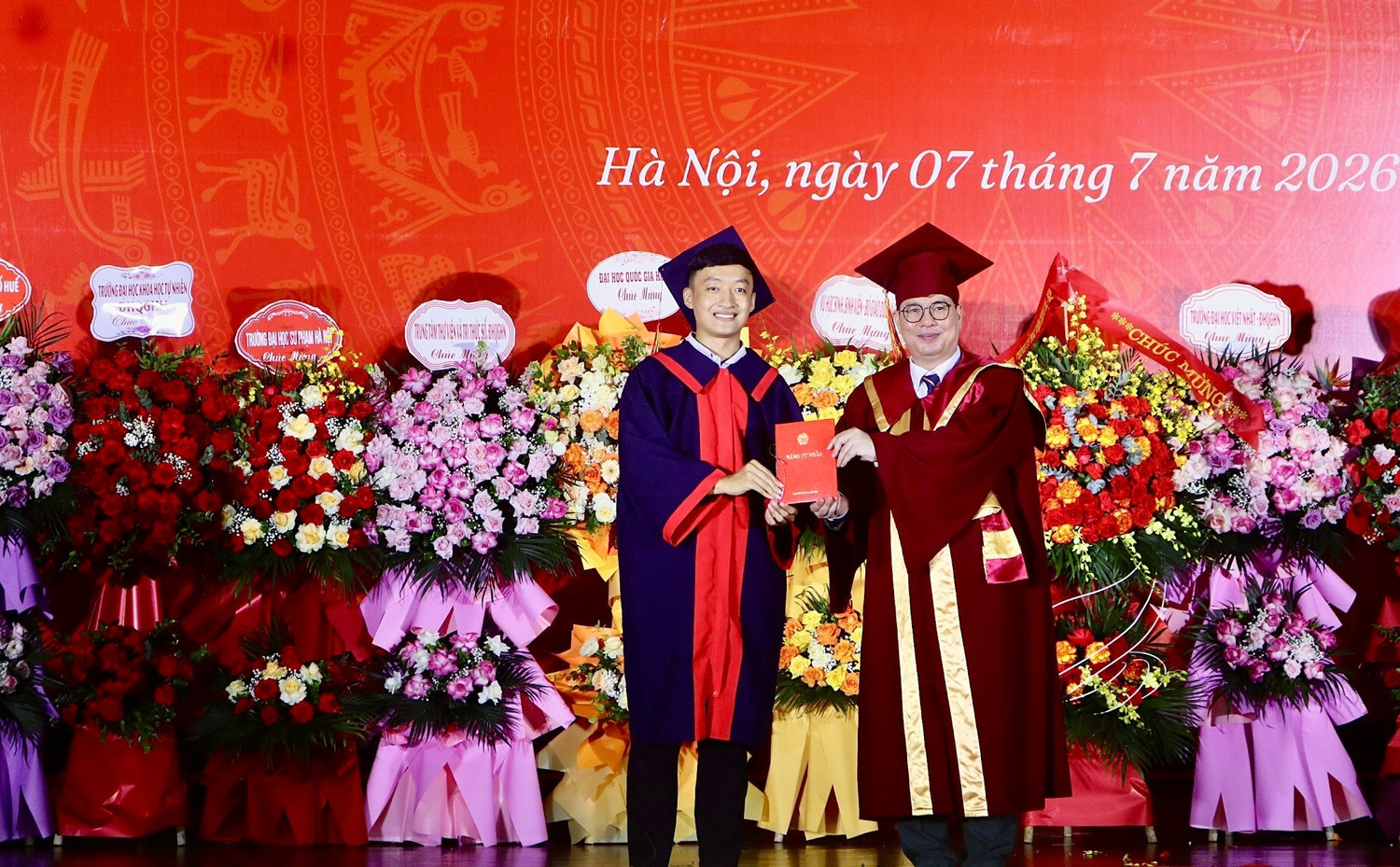 Hiệu trưởng Trần Thành Nam trao bằng tốt nghiệp cho các tân cử nhân. Ảnh: Doãn Nhàn