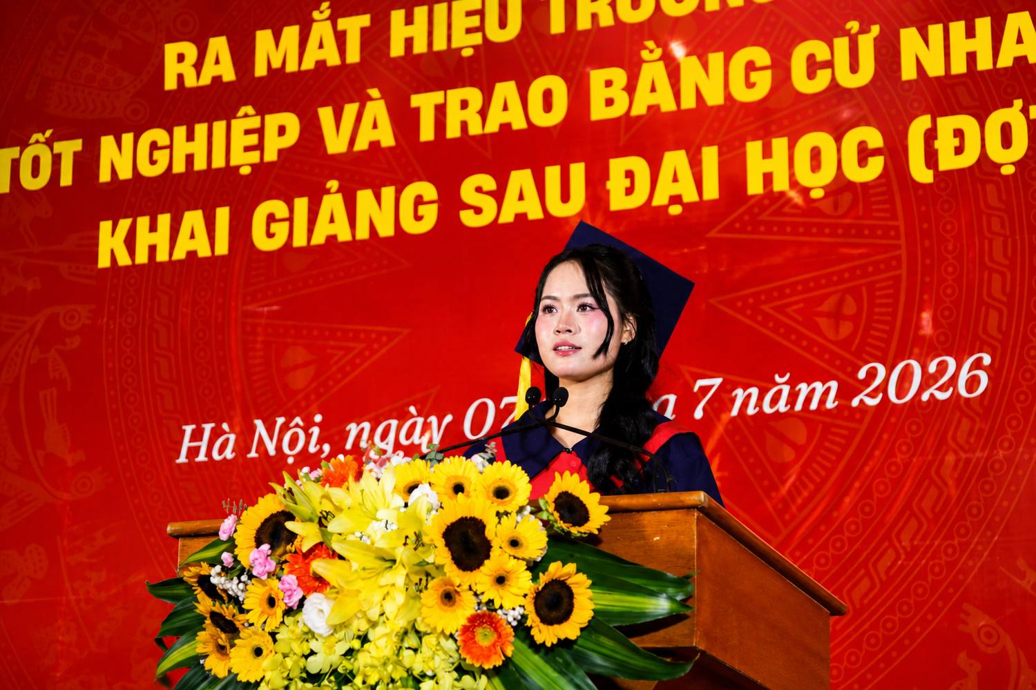 Em Hoàng Thanh Thúy - Sinh viên khóa QH-2022-S ngành Giáo dục Tiểu học, thủ khoa đầu ra của Trường Đại học Giáo dục - Đại học Quốc gia Hà Nội phát biểu tại buổi lễ. Ảnh: Doãn Nhàn