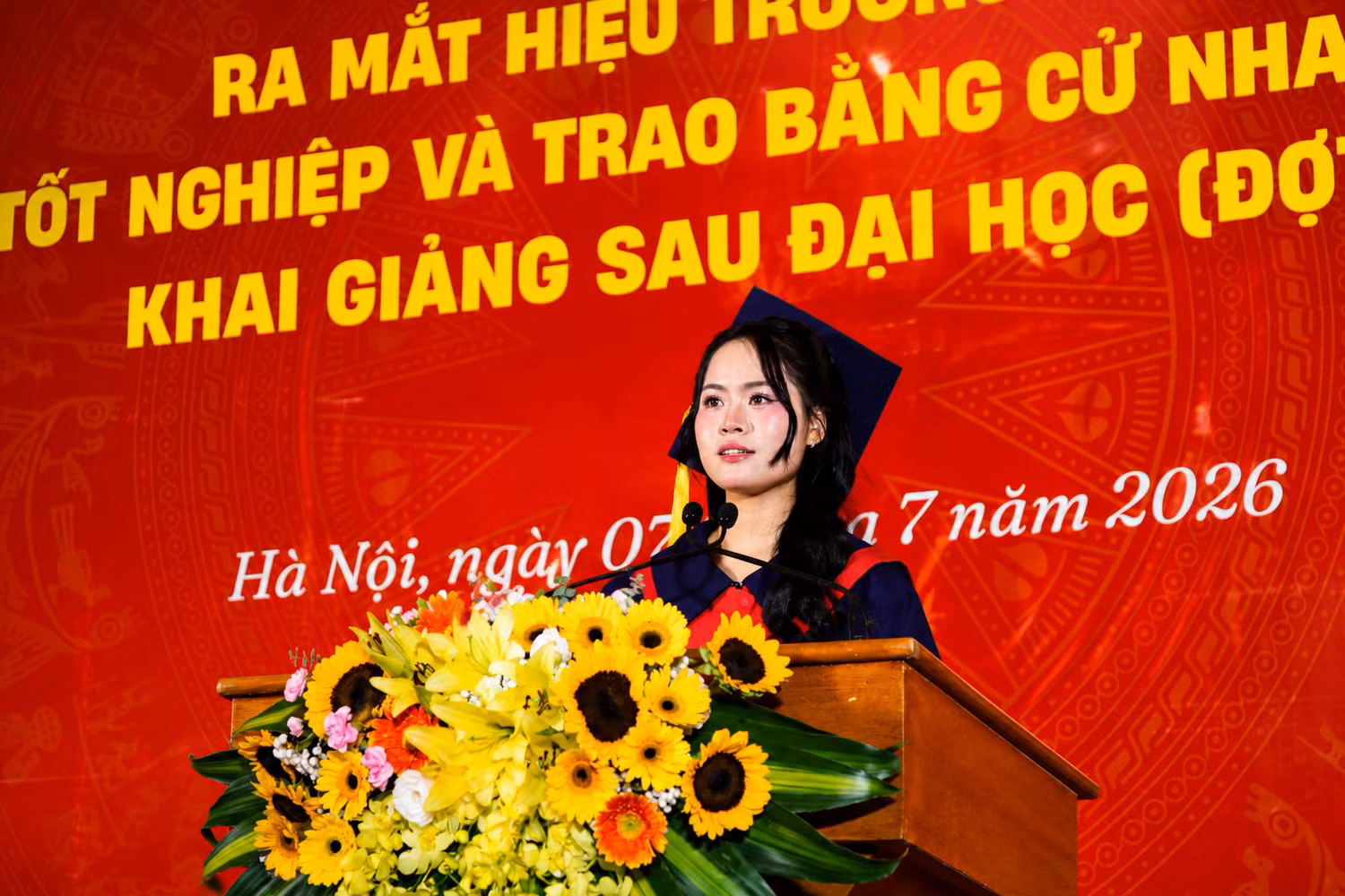 Em Hoàng Thanh Thúy - Sinh viên khóa QH-2022-S ngành Giáo dục Tiểu học, thủ khoa đầu ra của Trường Đại học Giáo dục - Đại học Quốc gia Hà Nội phát biểu tại buổi lễ. Ảnh: Doãn Nhàn
