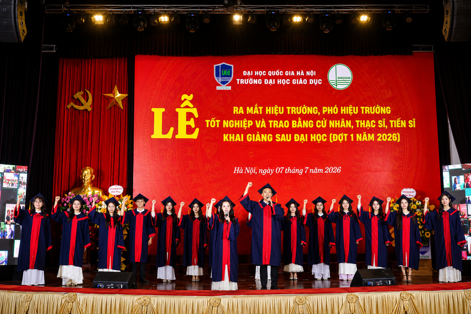 Sinh viên thực hiện nghi thức tuyên thệ Lời thề Giáo dục trước khi chính thức nhận bằng tốt nghiệp.