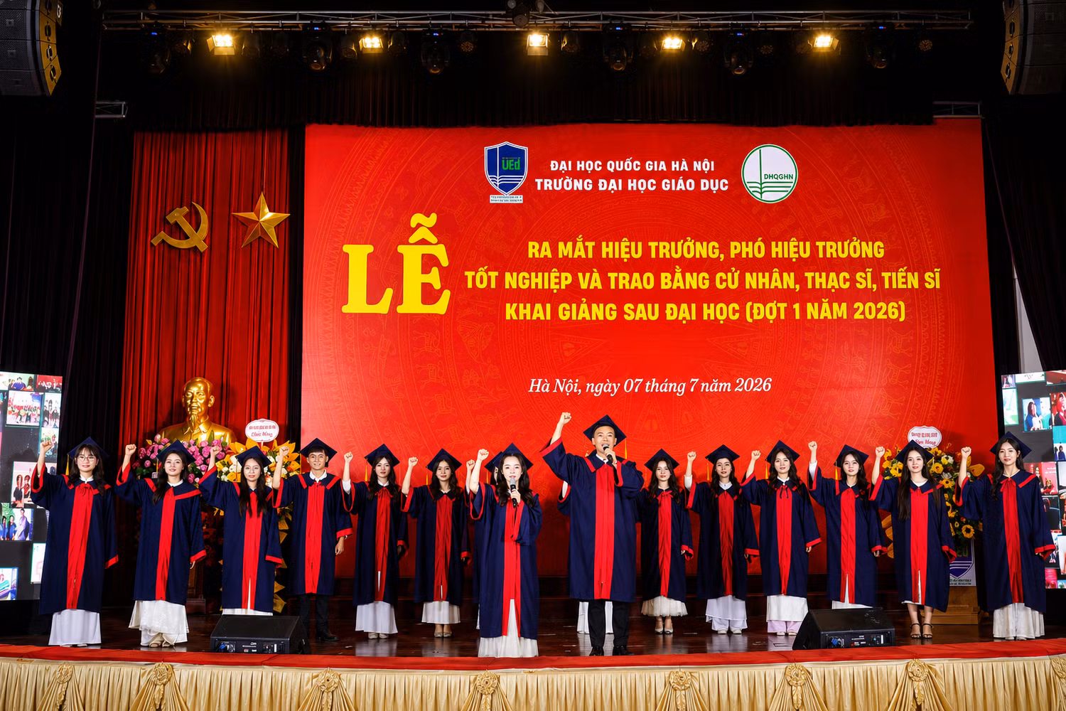 Sinh viên thực hiện nghi thức tuyên thệ Lời thề Giáo dục trước khi chính thức nhận bằng tốt nghiệp.
