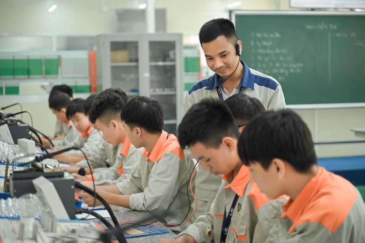 Ảnh minh họa: Giảng viên và sinh viên Trường Cao đẳng Lý Thái Tổ