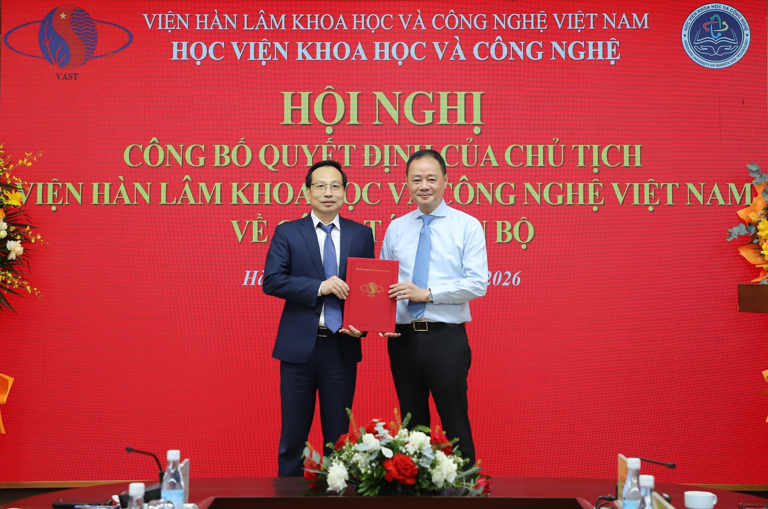 Giáo sư, Tiến sĩ Trần Hồng Thái - Bí thư Đảng ủy, Chủ tịch Viện Hàn lâm trao Quyết định bổ nhiệm cho Phó Giáo sư, Tiến sĩ Hoàng Anh Sơn. Ảnh: VAST