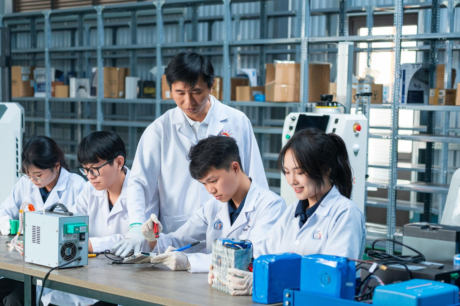 Ảnh minh họa: Giảng viên và sinh viên Đại học Phenikaa