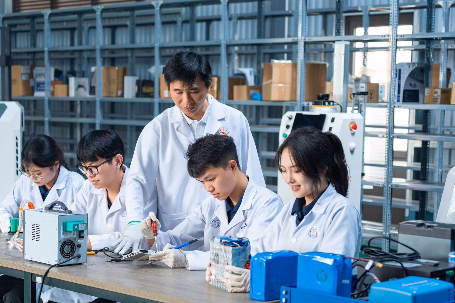 Ảnh minh họa: Giảng viên và sinh viên Đại học Phenikaa