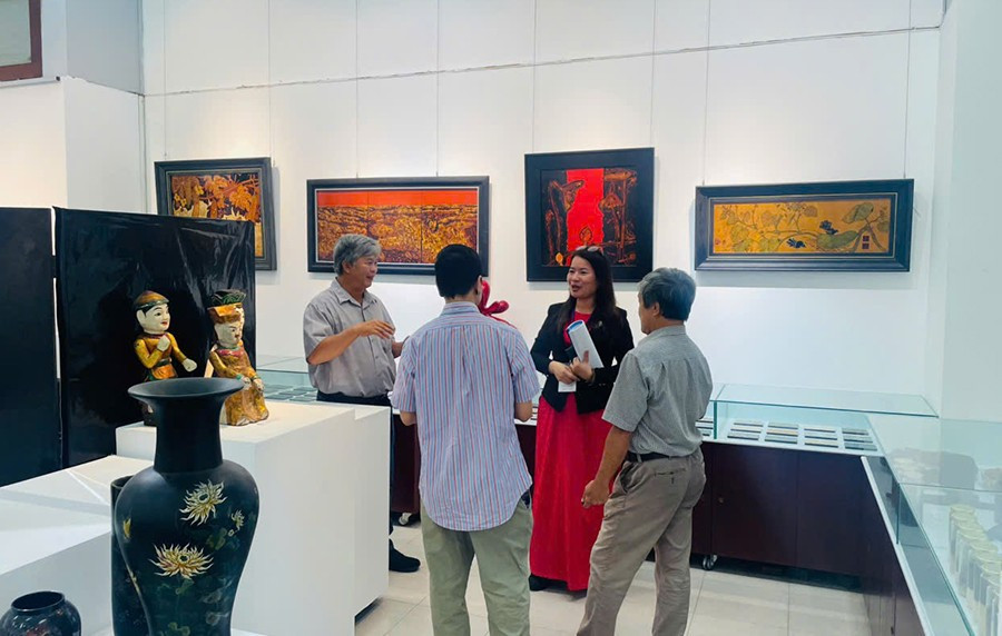 Thành viên đoàn Đánh giá ngoài tham quan Phòng truyền thống Sơn mài của ngành Hội họa, Trường Đại học Mỹ thuật Thành phố Hồ Chí Minh. Ảnh: website nhà trường