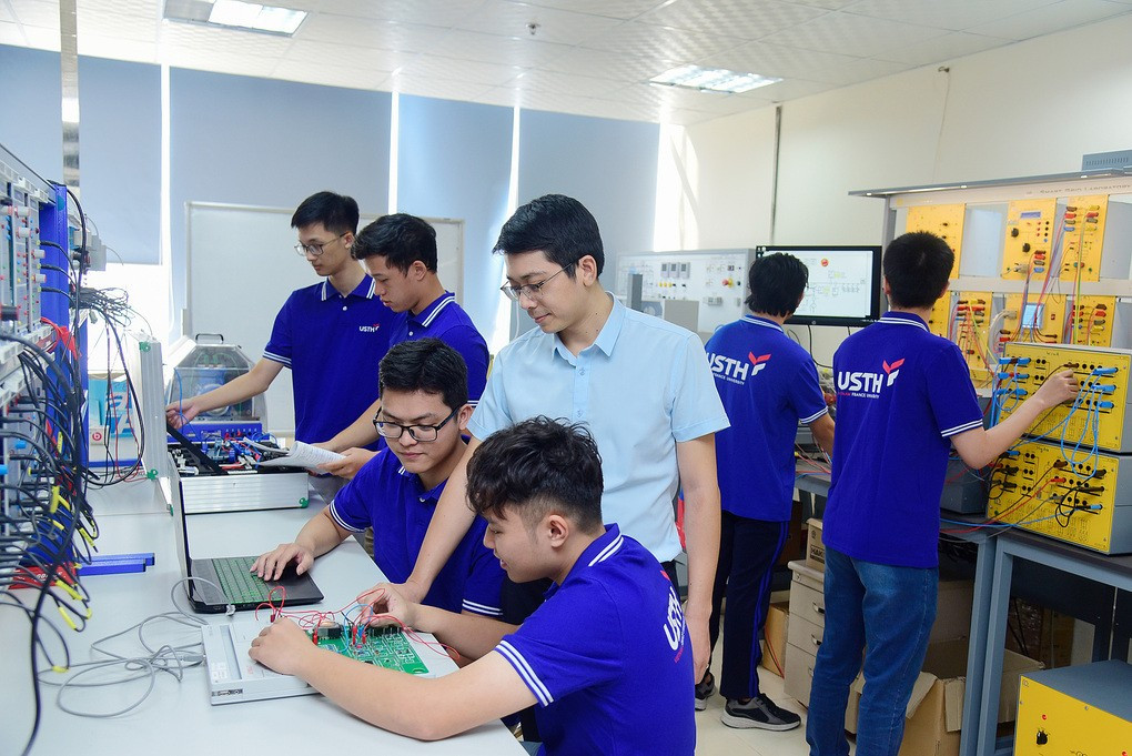 Giảng viên và sinh viên Trường Đại học Khoa học và Công nghệ Hà Nội. Ảnh: USTH