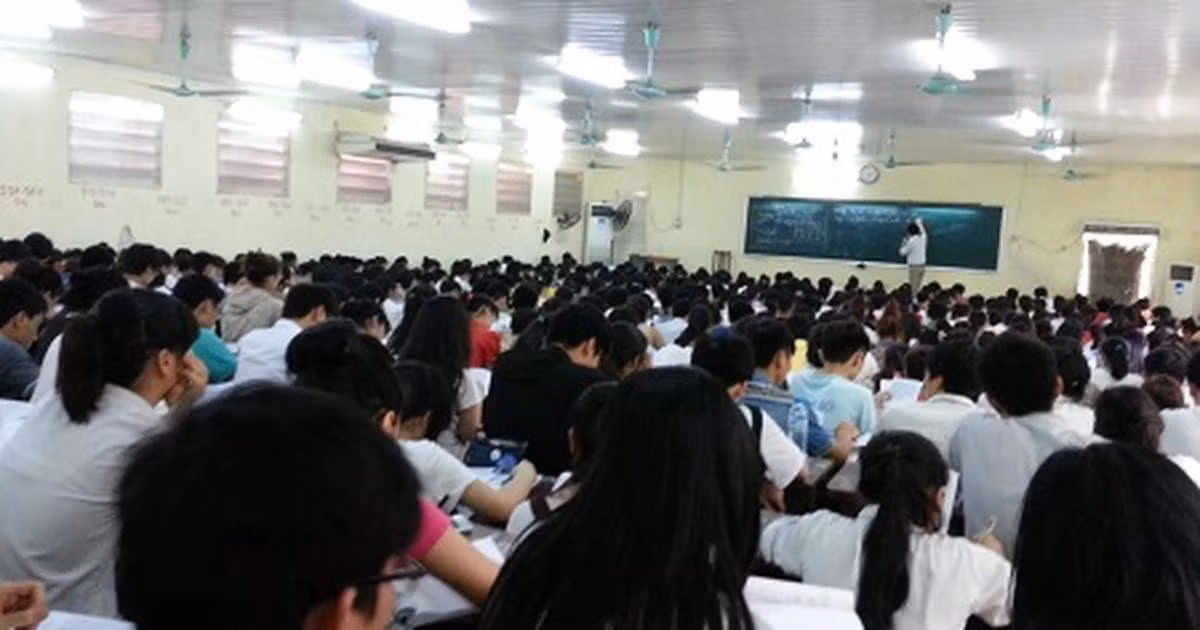Việc tổ chức nhiều kỳ thi như trước đây đã tạo nhiều áp lực cho học sinh và phụ huynh. Trong ảnh là một lớp luyện thi cấp tốc, với hàng trăm học sinh từ các địa phương phải xa gia đình về các thành phố lớn để ôn luyện trước kỳ thi.