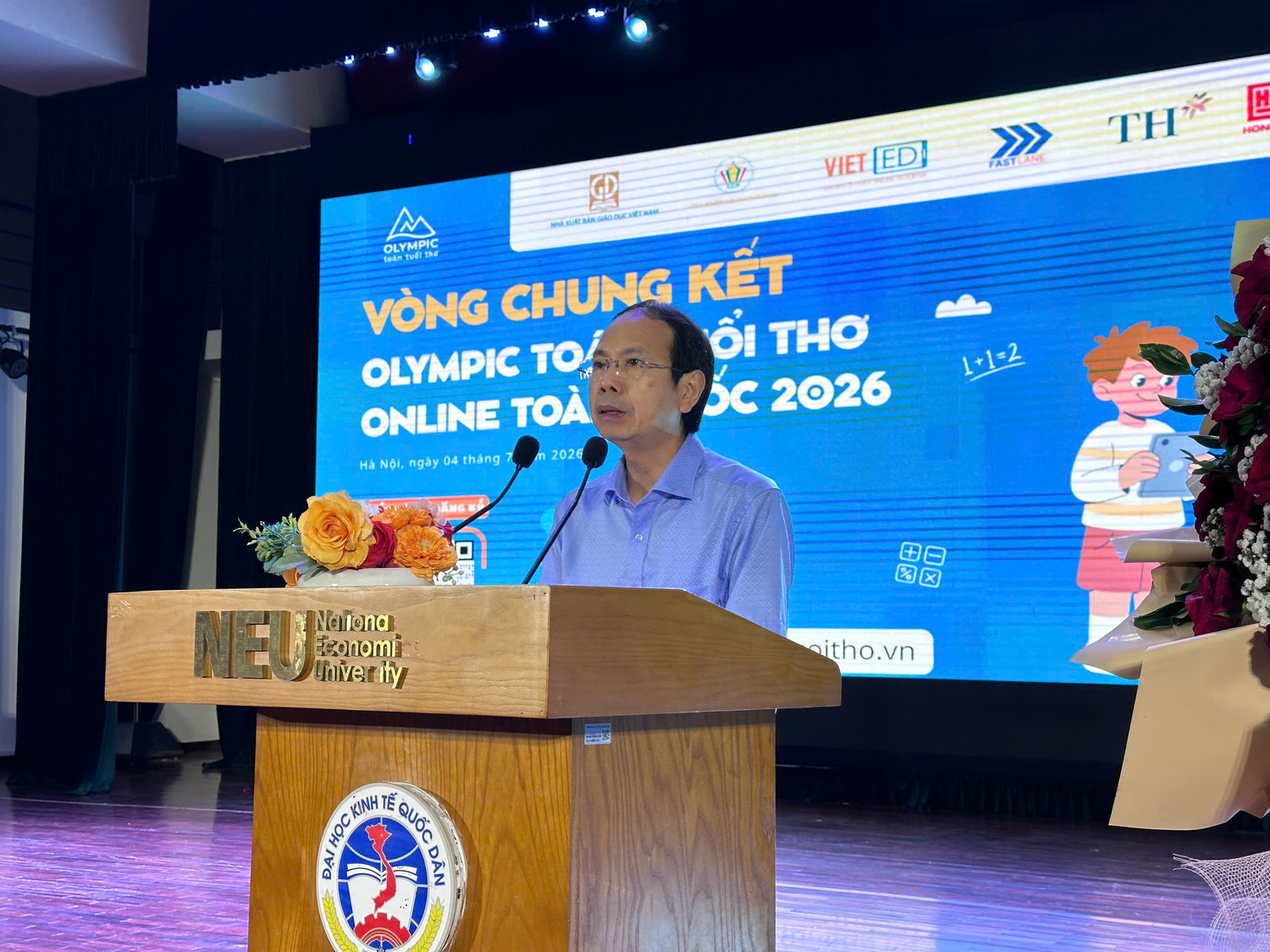 PGS.TS Nguyễn Văn Tùng - Thành viên Hội đồng thành viên NXBGDVN chúc mừng thành công của cuộc thi. Ảnh: NXBGDVN