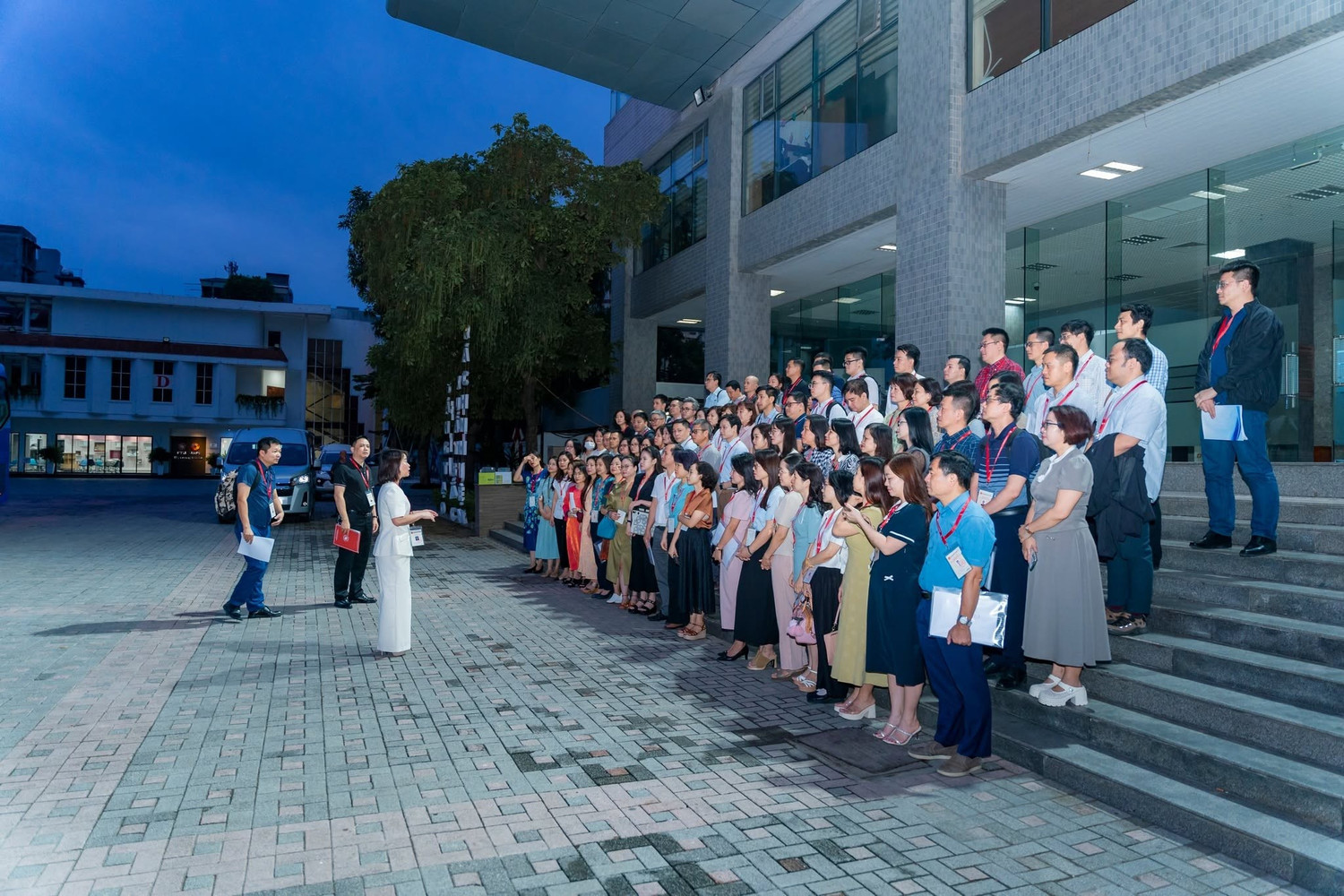Giảng viên Trường Đại học Ngoại thương trước khi lên đường thực hiện nhiệm vụ kiểm tra công tác tổ chức coi thi Kỳ thi tốt nghiệp trung học phổ thông năm 2026 tại Ninh Bình. Ảnh: Trường Đại học Ngoại thương.