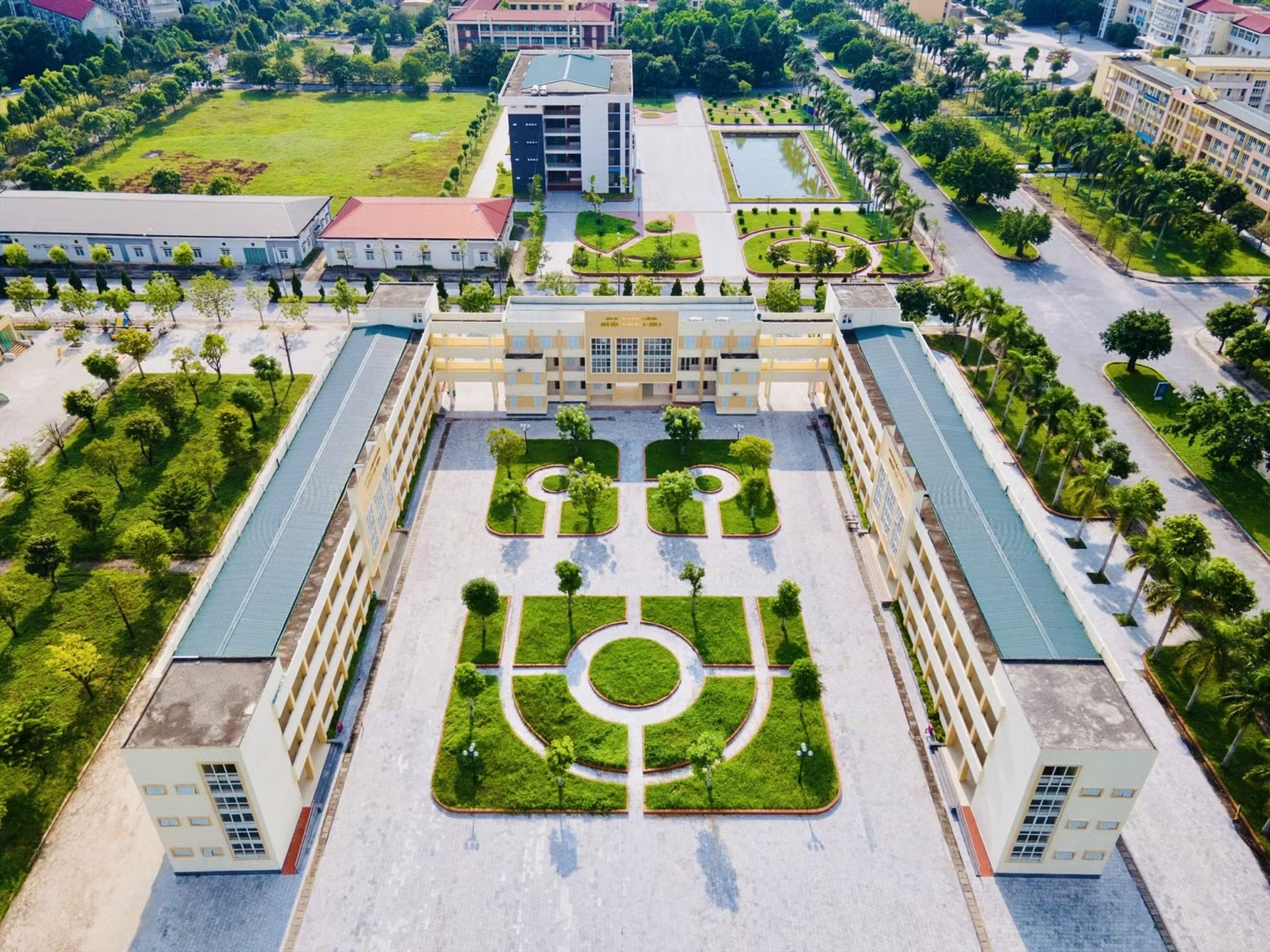 Khuôn viên Trường TH, THCS&amp;THPT Hồng Đức. Ảnh: HDU
