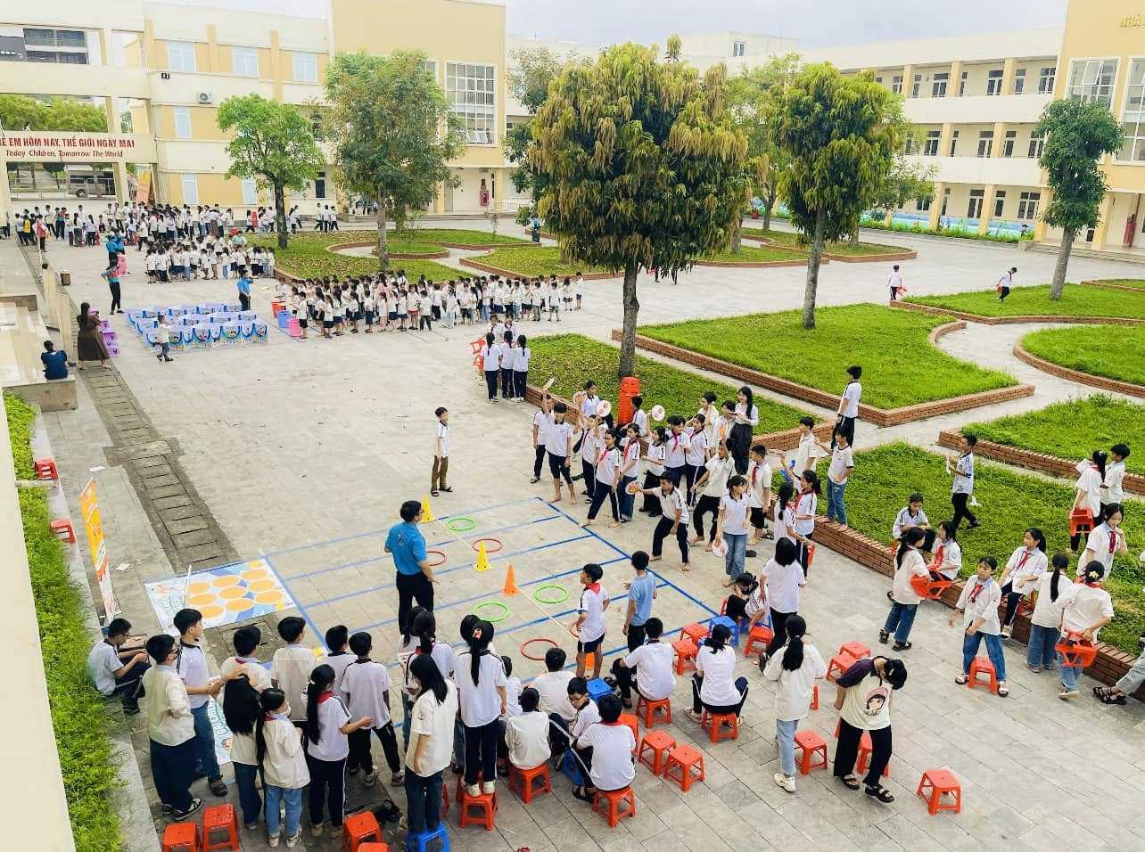 Hoạt động ngoài giờ của thầy và trò Trường TH, THCS&amp;THPT Hồng Đức. Ảnh: HDU