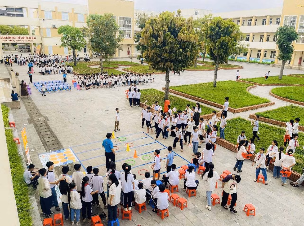 Hoạt động ngoài giờ của thầy và trò Trường TH, THCS&amp;THPT Hồng Đức. Ảnh: HDU