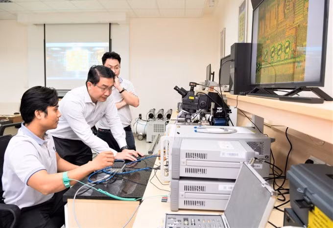 Sinh viên, giảng viên Trường Đại học Bách khoa (Đại học Quốc gia Thành phố Hồ Chí Minh) trong giờ học thực hành tại phòng thí nghiệm Vi mạch và Hệ thống cao tần. Ảnh: wesite nhà trường