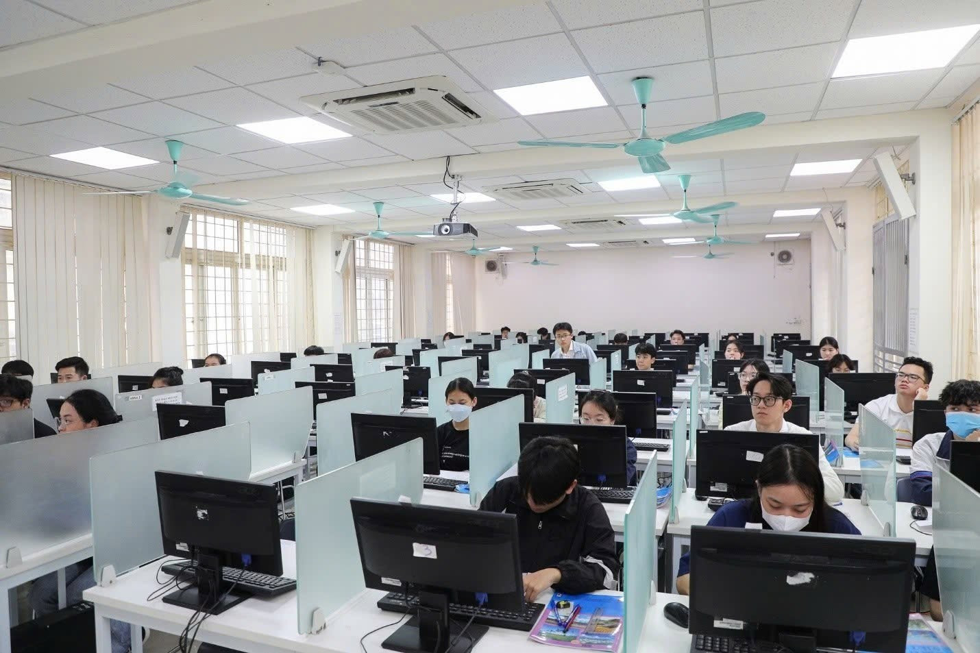 Thí sinh dự thi đánh giá năng lực trên máy tính của Đại học Quốc gia Hà Nội. Ảnh: VNU