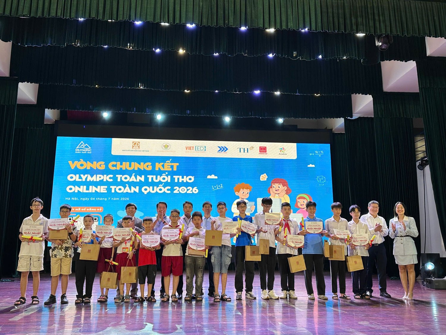 Các bạn học sinh xuất sắc giành giải Nhất tại vòng chung kết Olympic Toán Tuổi thơ Online 2026. Ảnh: NXBGDVN