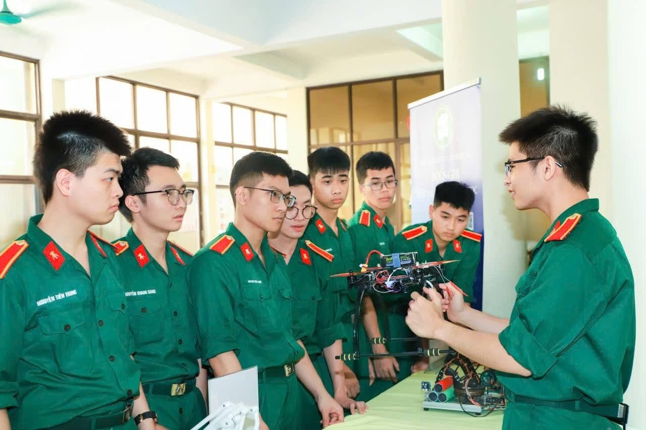 Sinh viên Học viện Kỹ thuật quân sự. Ảnh: MTA