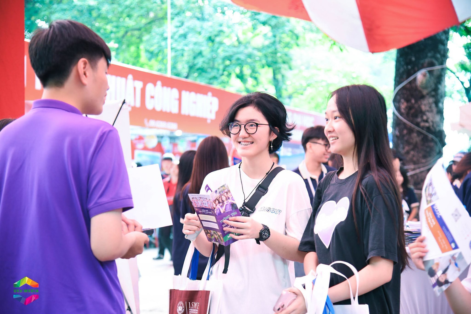 Học sinh nghe tư vấn tuyển sinh tại gian thông tin của Trường Đại học Giáo dục - Đại học Quốc gia Hà Nội ở Ngày hội Lựa chọn nguyện vọng xét tuyển đại học, cao đẳng năm 2026. Ảnh: UEd