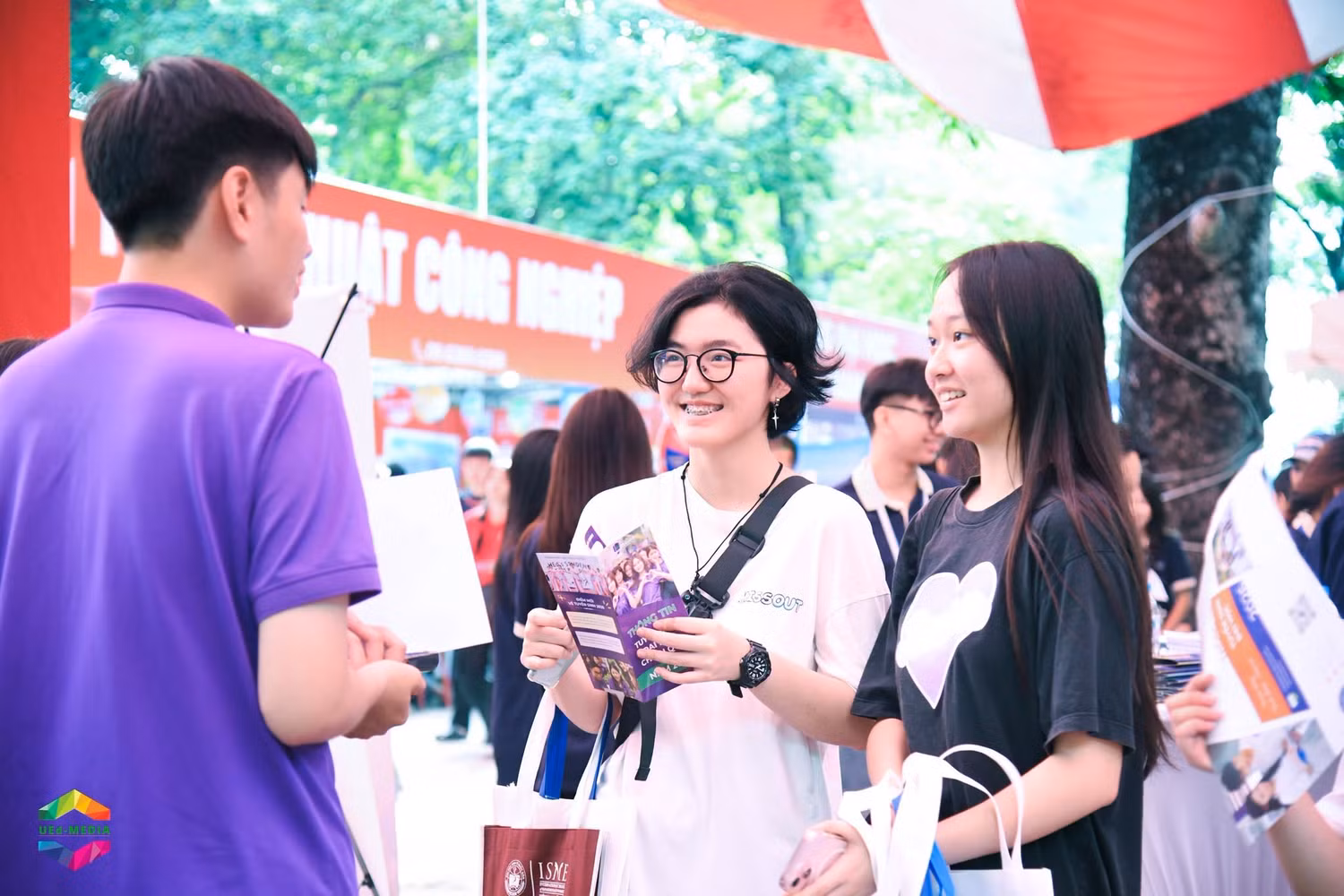 Học sinh nghe tư vấn tuyển sinh tại gian thông tin của Trường Đại học Giáo dục - Đại học Quốc gia Hà Nội ở Ngày hội Lựa chọn nguyện vọng xét tuyển đại học, cao đẳng năm 2026. Ảnh: UEd