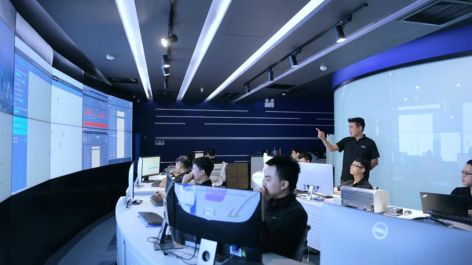Sinh viên ngành An ninh mạng tại Trường Đại học CMC có cơ hội thực tập tại CMC Cyber Security, qua đó tiếp cận môi trường làm việc thực tế và tham gia các dự án công nghệ ngay trong quá trình học. Ảnh: CMCU