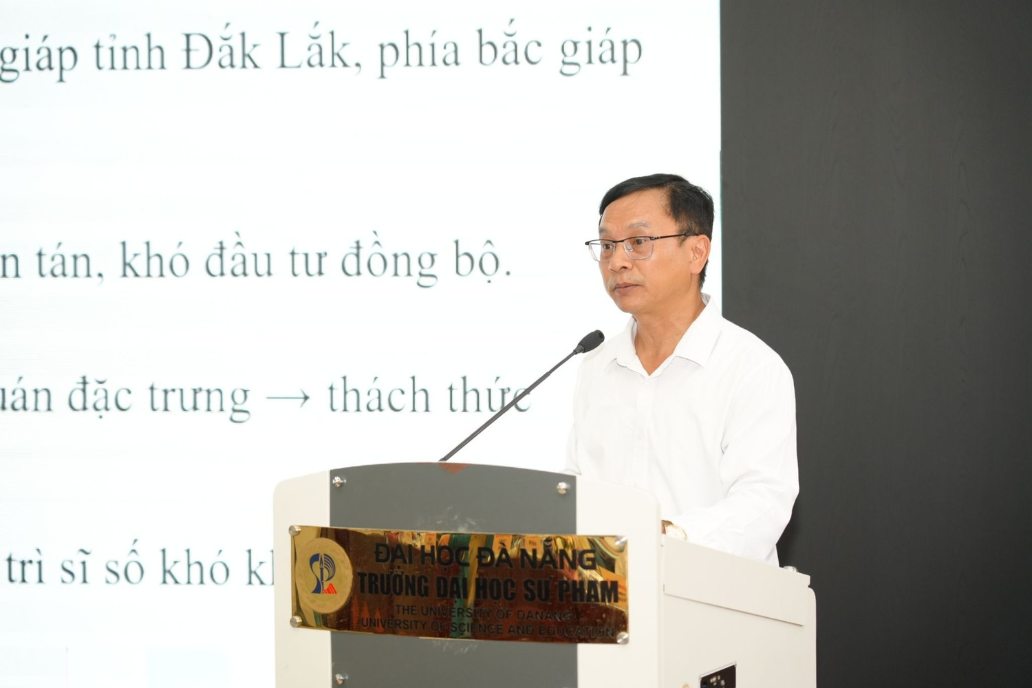Ông Nguyễn Văn Long - Phó Giám đốc Sở Giáo dục và Đào tạo tỉnh Gia Lai trình bày báo cáo tham luận tại hội nghị. Ảnh: UED