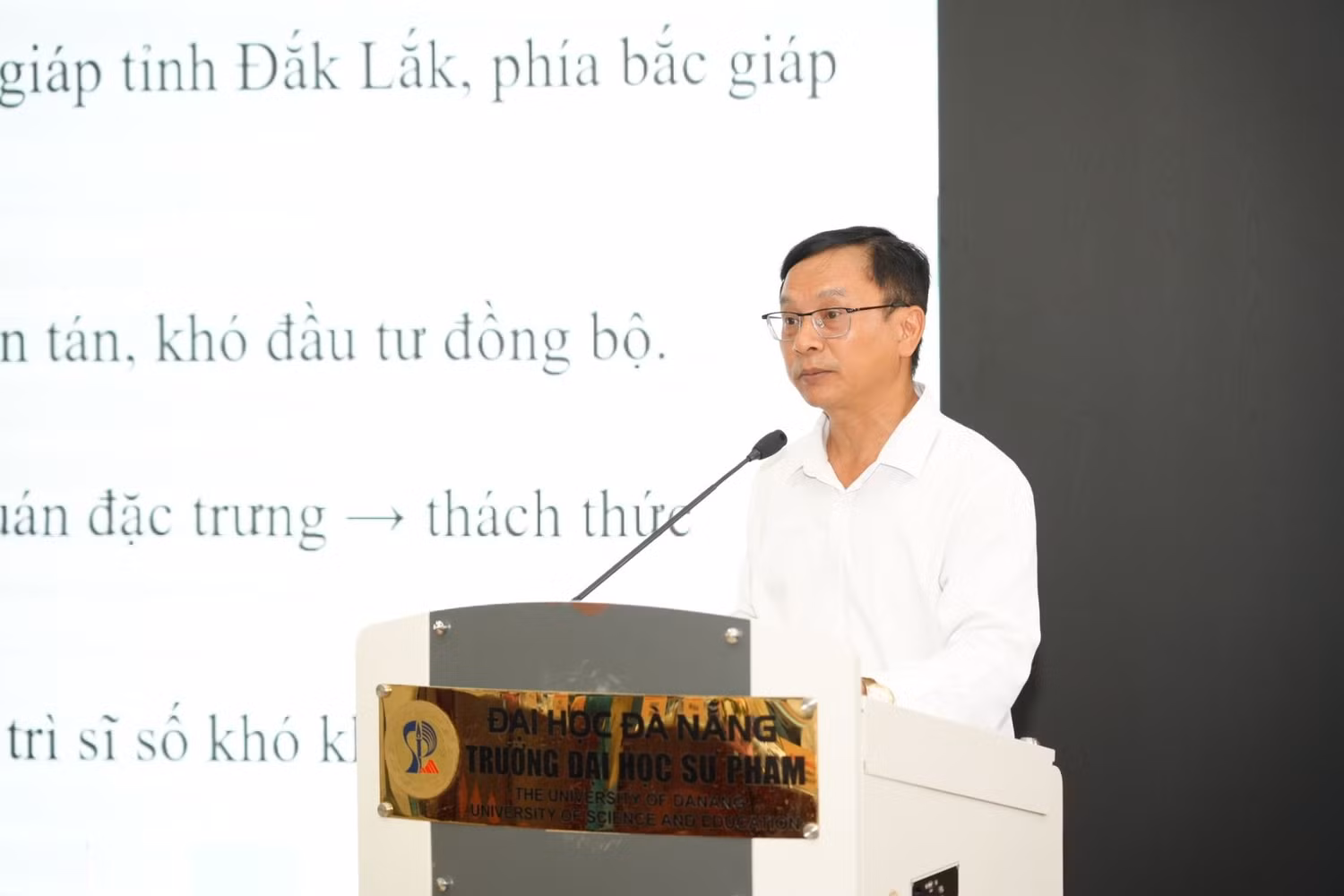 Ông Nguyễn Văn Long - Phó Giám đốc Sở Giáo dục và Đào tạo tỉnh Gia Lai trình bày báo cáo tham luận tại hội nghị. Ảnh: UED