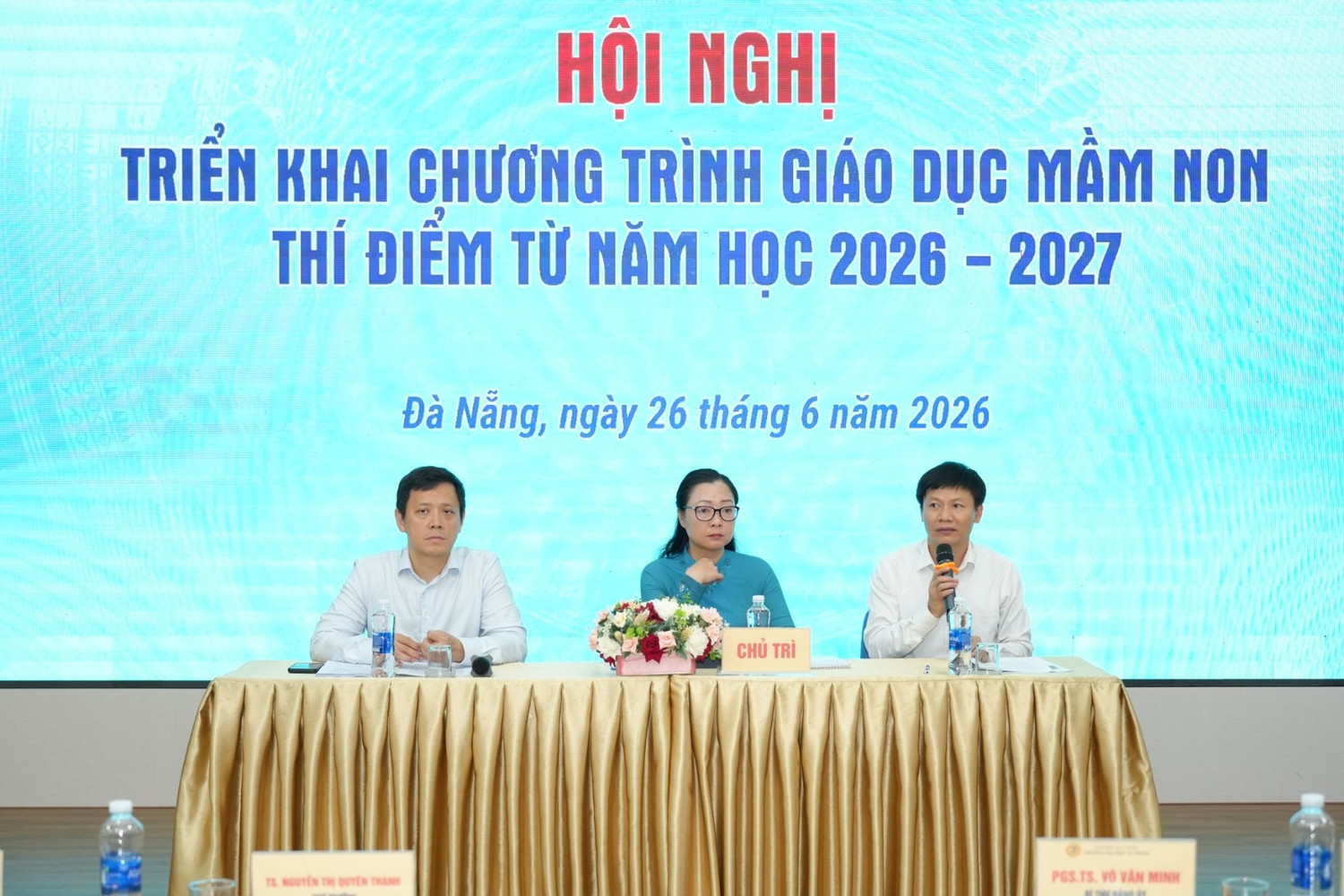 Hội nghị triển khai Chương trình giáo dục mầm non thí điểm được tổ chức theo hình thức trực tiếp kết hợp trực tuyến tới các địa phương trên cả nước. Trong ảnh (từ trái sang): GS.TS Lê Anh Vinh - Viện trưởng Viện Khoa học Giáo dục Việt Nam; TS. Nguyễn Thị Quyên Thanh - Thứ trưởng Bộ Giáo dục và Đào tạo; PGS.TS Nguyễn Thanh Đề - Vụ trưởng Vụ Giáo dục Mầm non (Bộ Giáo dục và Đào tạo). Ảnh: UED