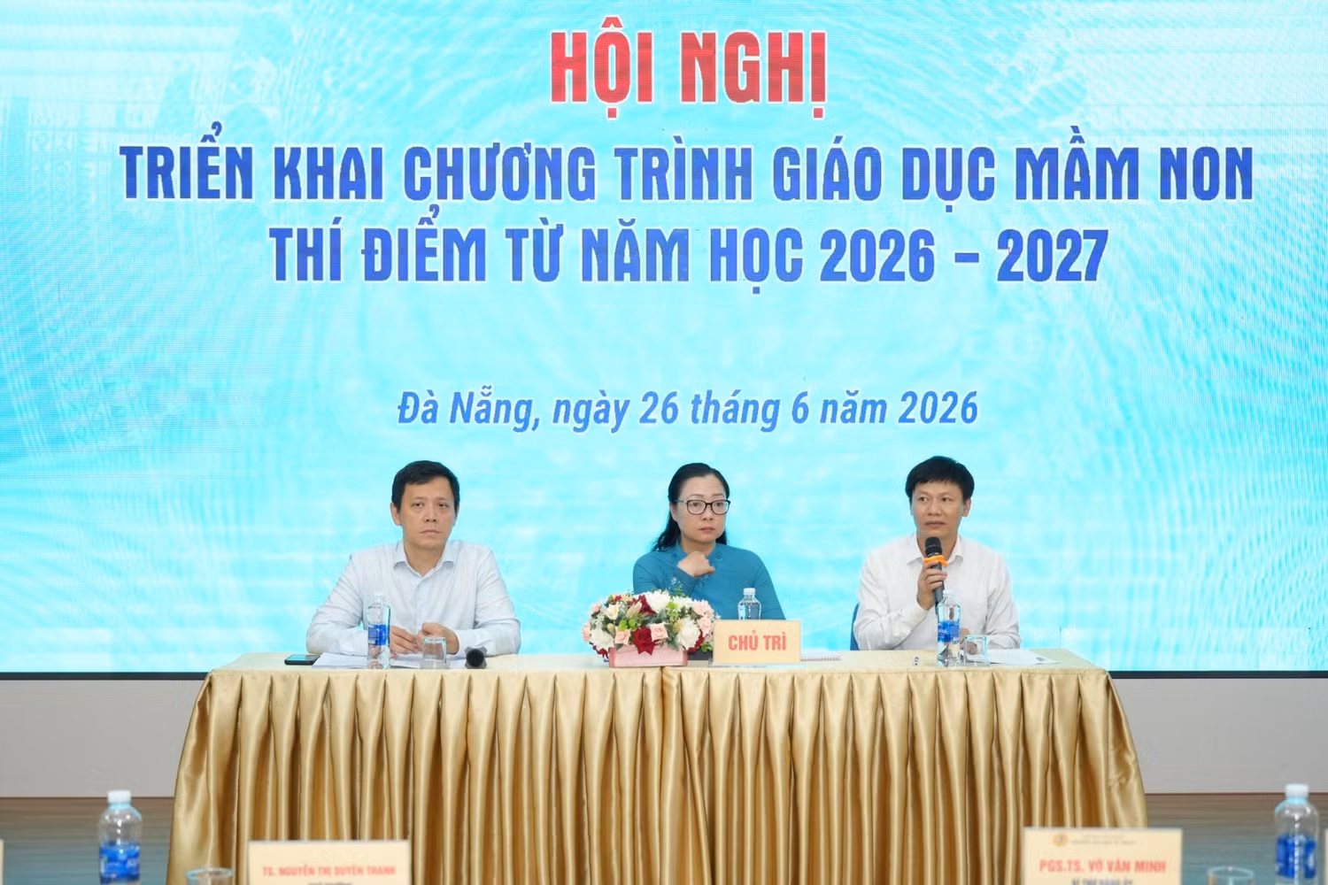 Hội nghị triển khai Chương trình giáo dục mầm non thí điểm được tổ chức theo hình thức trực tiếp kết hợp trực tuyến tới các địa phương trên cả nước. Trong ảnh (từ trái sang): GS.TS Lê Anh Vinh - Viện trưởng Viện Khoa học Giáo dục Việt Nam; TS. Nguyễn Thị Quyên Thanh - Thứ trưởng Bộ Giáo dục và Đào tạo; PGS.TS Nguyễn Thanh Đề - Vụ trưởng Vụ Giáo dục Mầm non (Bộ Giáo dục và Đào tạo). Ảnh: UED