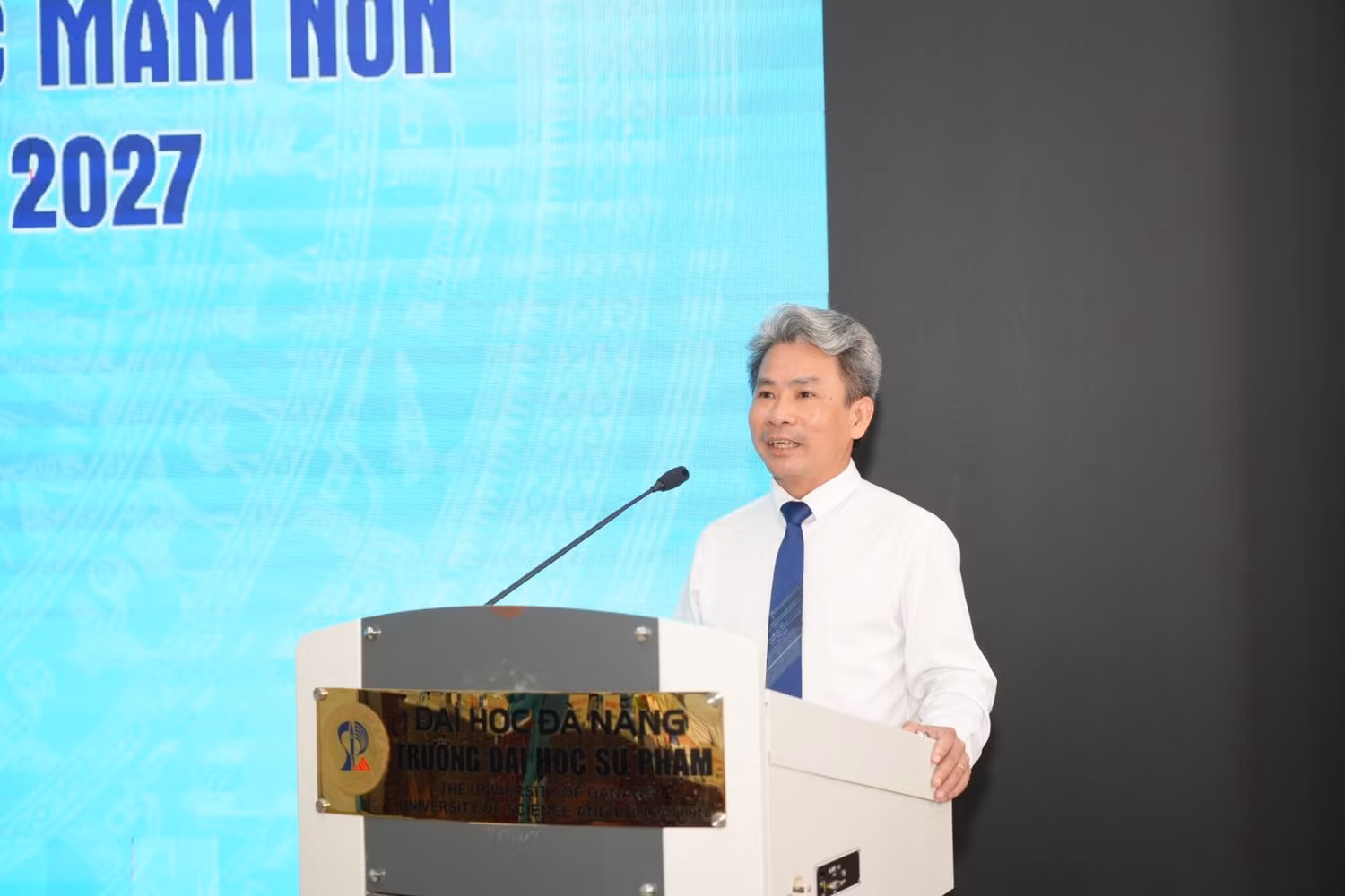 Phó Giáo sư, Tiến sĩ Võ Văn Minh - Hiệu trưởng Trường Đại học Sư phạm - Đại học Đà Nẵng phát biểu tại hội nghị. Ảnh: UED