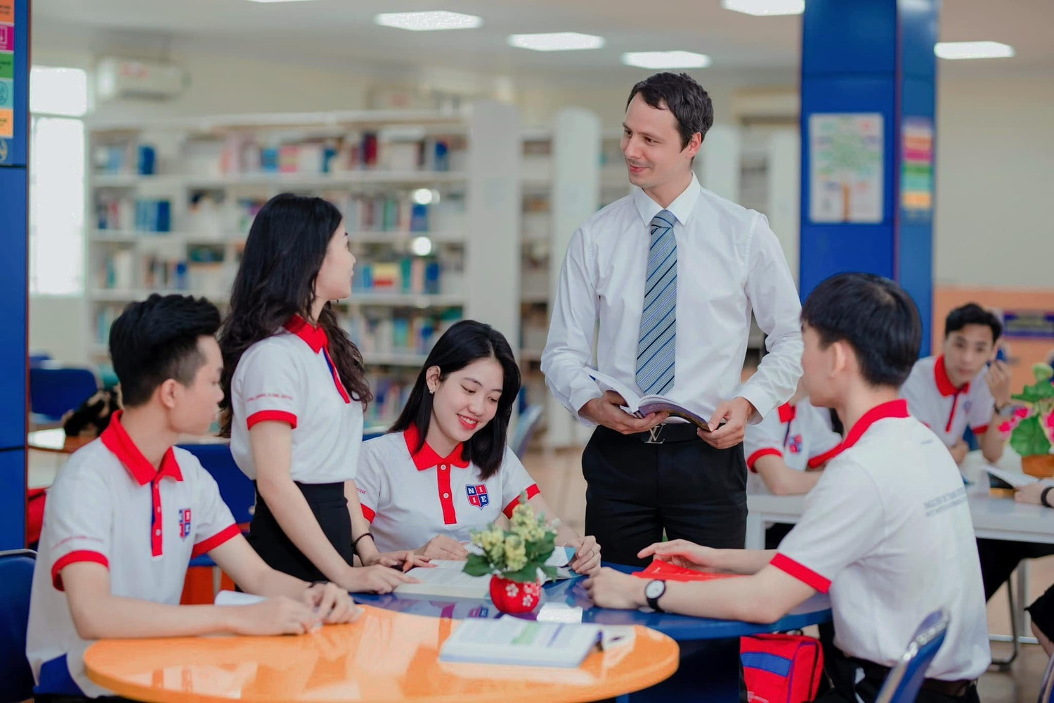 Ảnh minh họa: Giảng viên và sinh viên Trường Đại học Nguyễn Tất Thành
